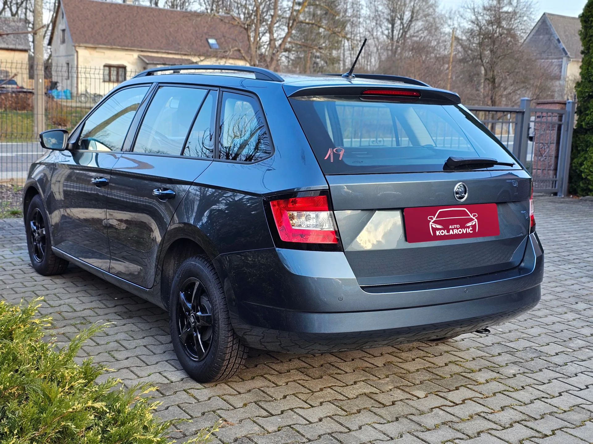 Škoda Fabia III 1.0 MPi Combi Cool Plus (2018, Šedá metalíza) – fotografie vozidla 7 z 23