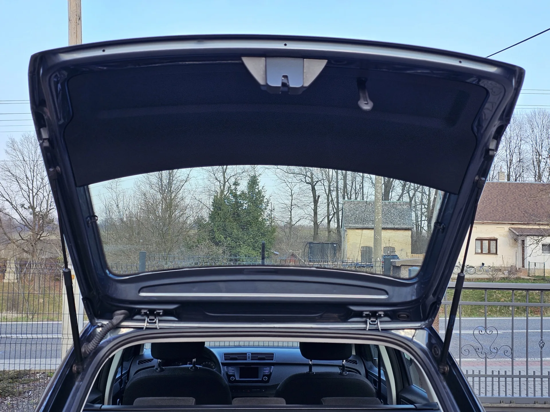 Škoda Fabia III 1.0 MPi Combi Cool Plus (2018, Šedá metalíza) – fotografie vozidla 23 z 23