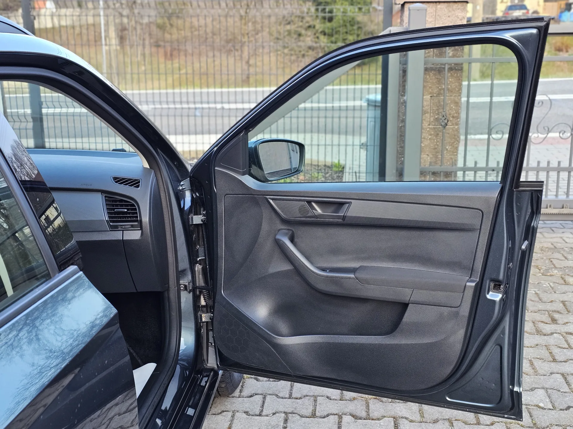 Škoda Fabia III 1.0 MPi Combi Cool Plus (2018, Šedá metalíza) – fotografie vozidla 17 z 23