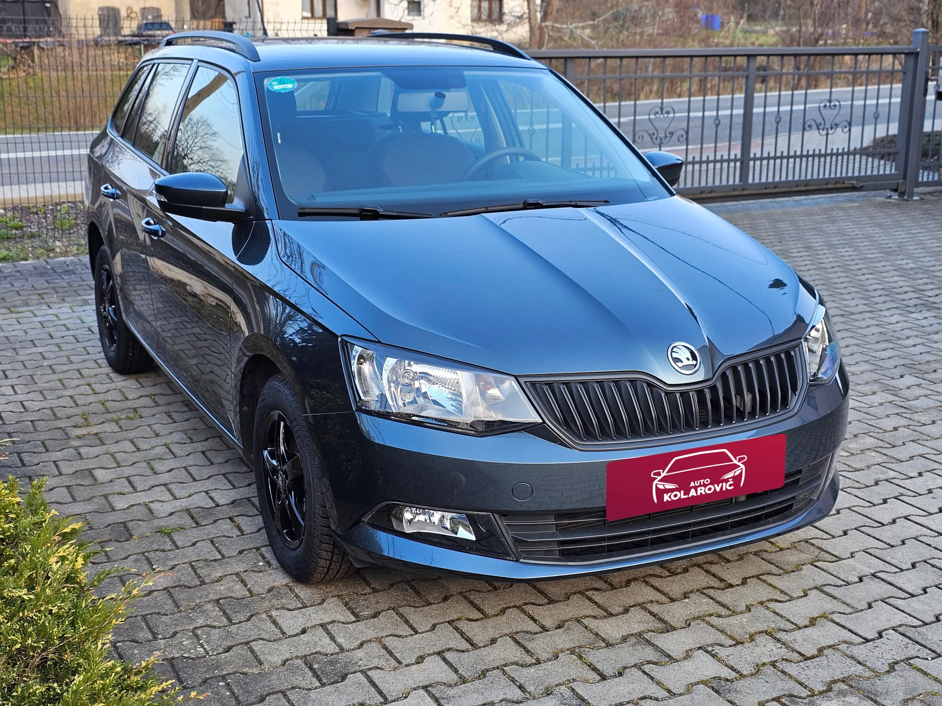 Škoda Fabia III 1.0 MPi Combi Cool Plus (2018, Šedá metalíza) – fotografie vozidla 3 z 23