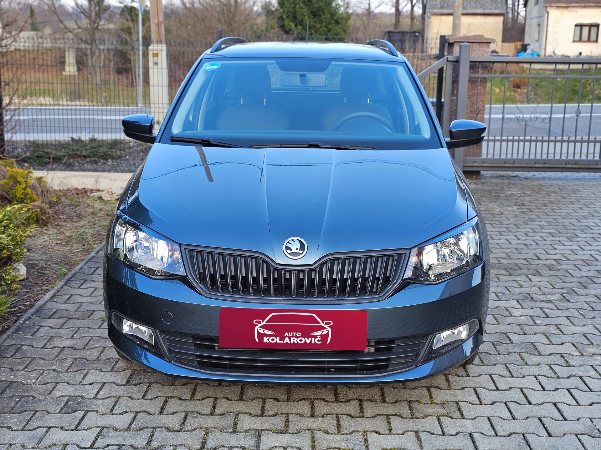 Škoda Fabia III 1.0 MPi Combi Cool Plus (2018, Šedá metalíza) – fotografie vozidla 2 z 23