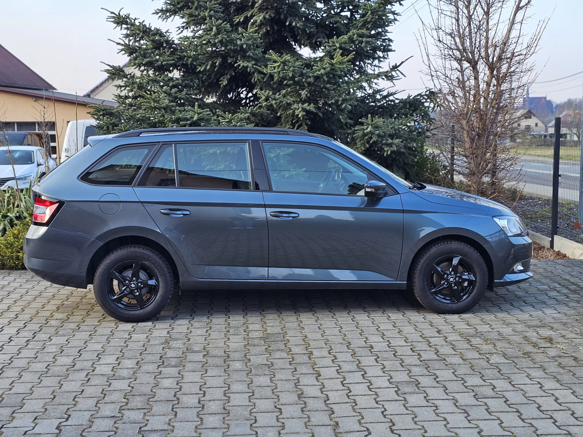 Škoda Fabia III 1.0 MPi Combi Cool Plus (2018, Šedá metalíza) – fotografie vozidla 4 z 23