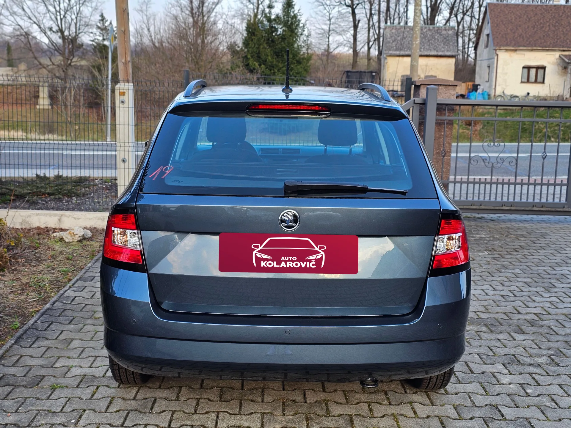 Škoda Fabia III 1.0 MPi Combi Cool Plus (2018, Šedá metalíza) – fotografie vozidla 6 z 23