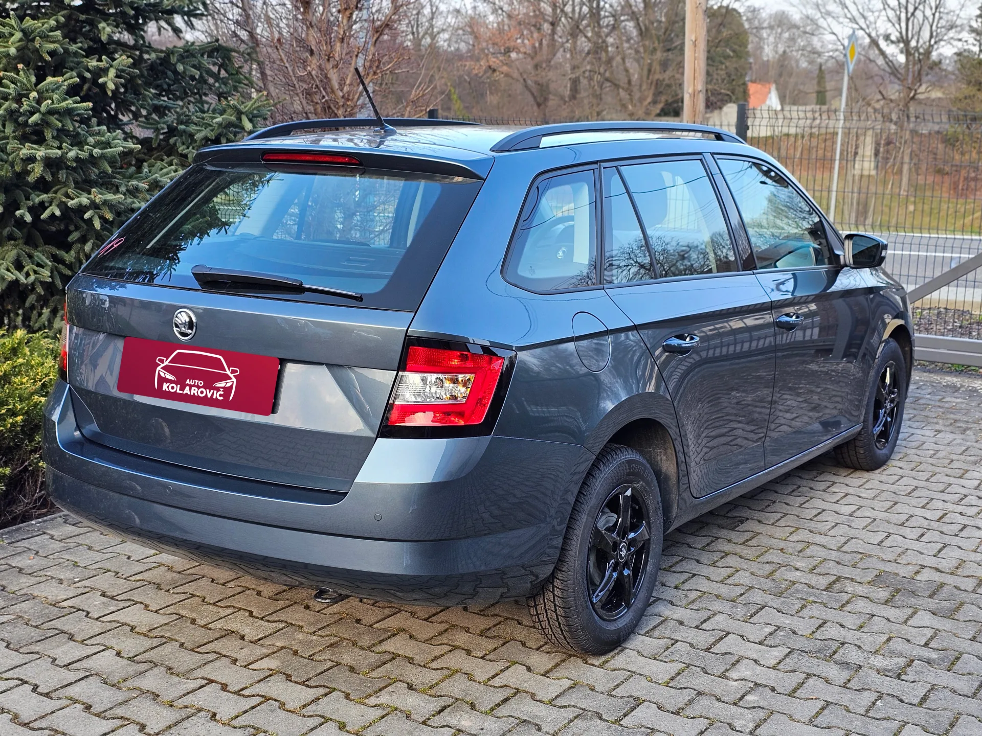 Škoda Fabia III 1.0 MPi Combi Cool Plus (2018, Šedá metalíza) – fotografie vozidla 5 z 23