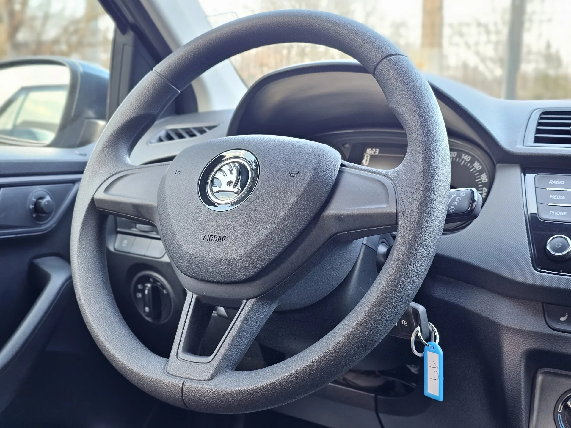 Škoda Fabia III 1.0 MPi Combi Cool Plus (2018, Šedá metalíza) – fotografie vozidla 13 z 23