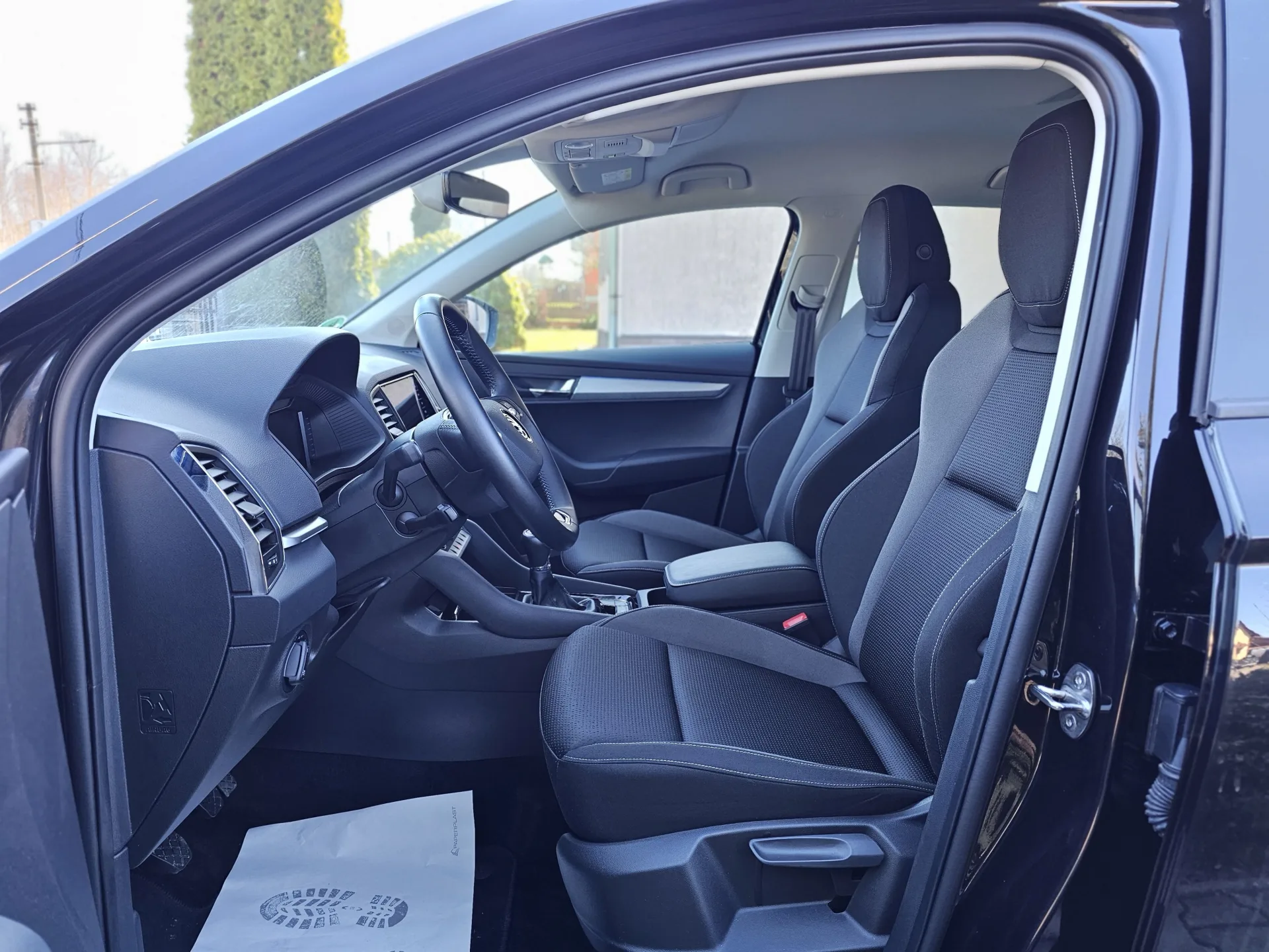 Škoda Karoq 1.5 TSi Tour (2022, Černá) – fotografie vozidla 10 z 25