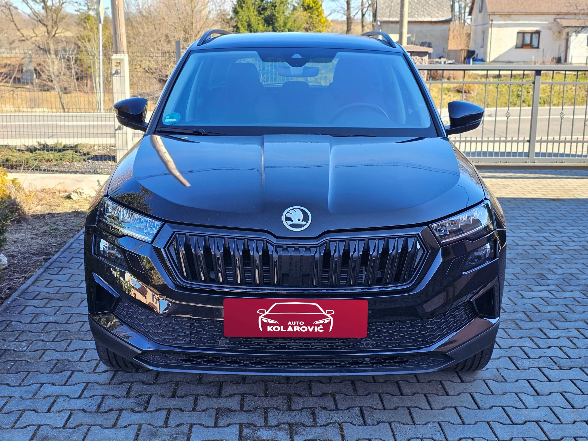 Škoda Karoq 1.5 TSi Tour (2022, Černá) – fotografie vozidla 2 z 25