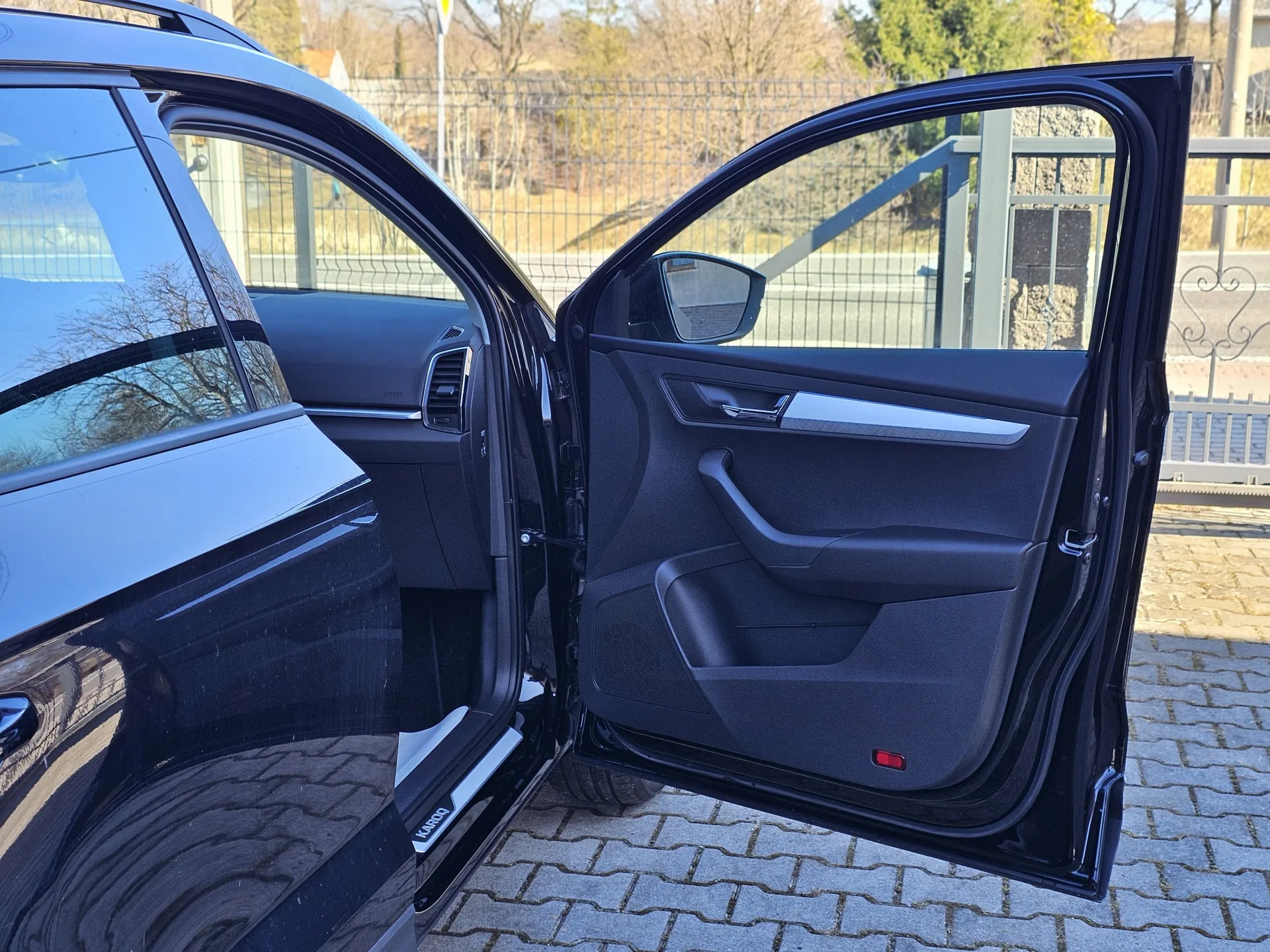 Škoda Karoq 1.5 TSi Tour (2022, Černá) – fotografie vozidla 18 z 25