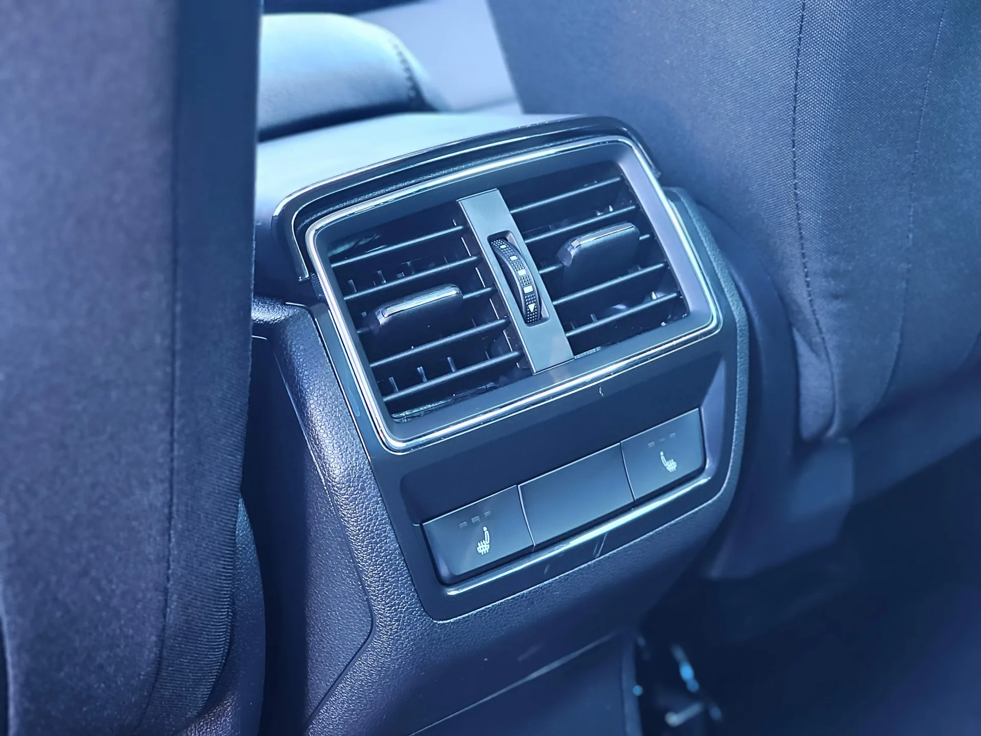 Škoda Karoq 1.5 TSi Tour (2022, Černá) – fotografie vozidla 21 z 25