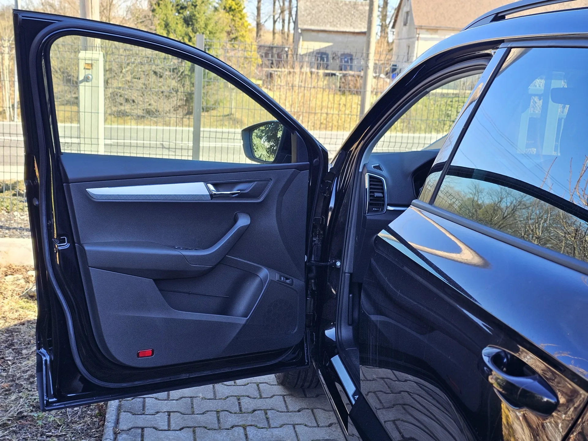 Škoda Karoq 1.5 TSi Tour (2022, Černá) – fotografie vozidla 9 z 25