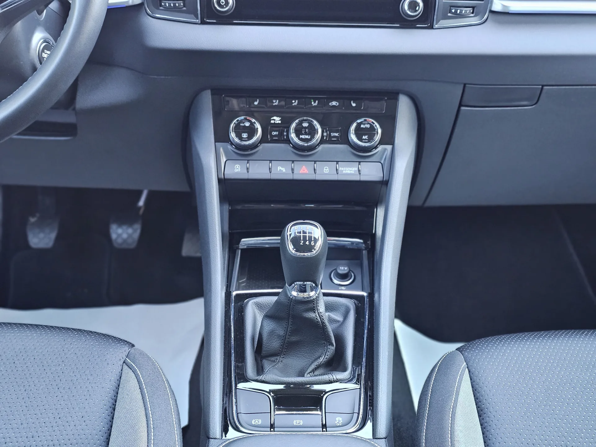 Škoda Karoq 1.5 TSi Tour (2022, Černá) – fotografie vozidla 15 z 25