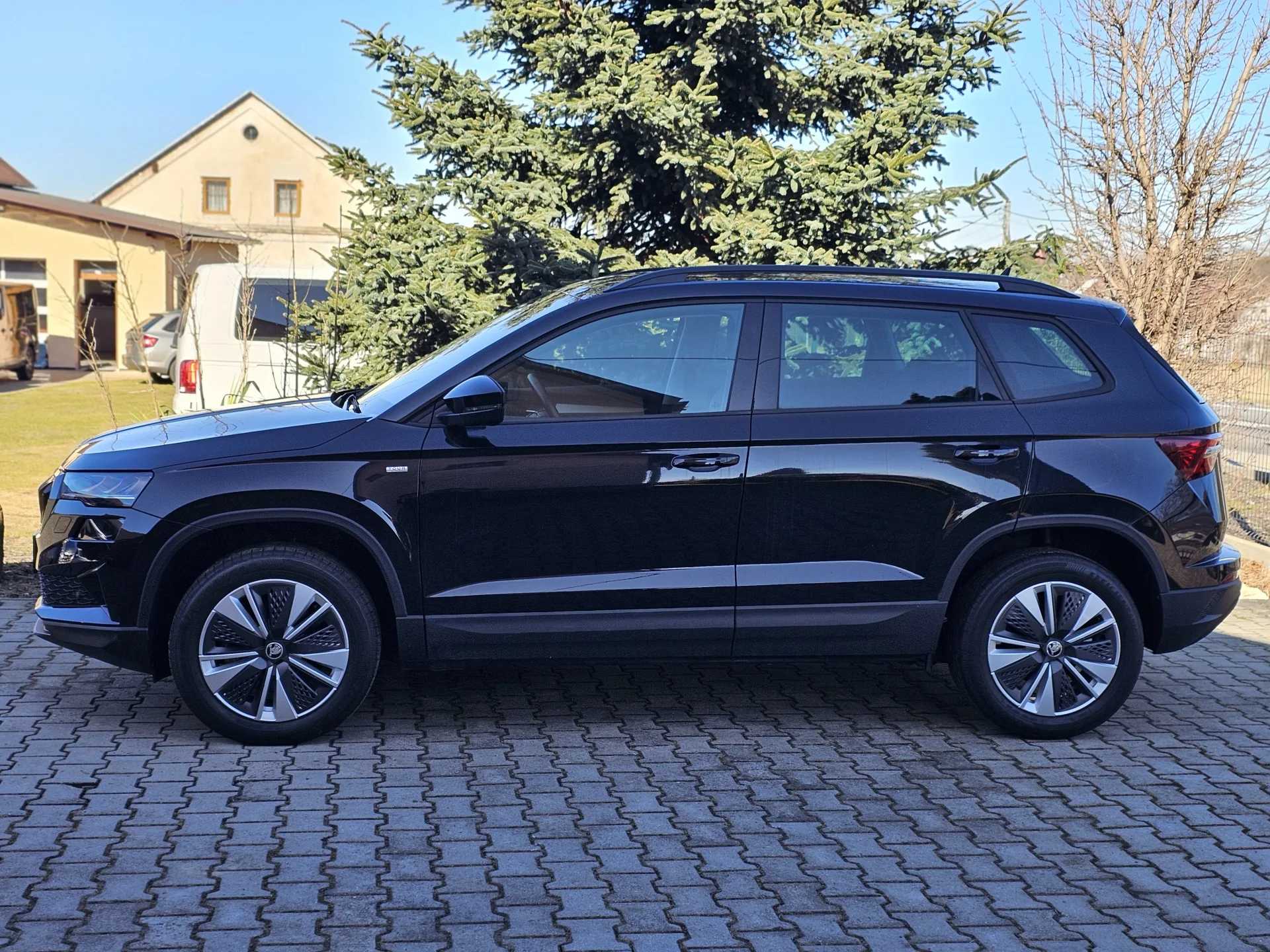 Škoda Karoq 1.5 TSi Tour (2022, Černá) – fotografie vozidla 8 z 25