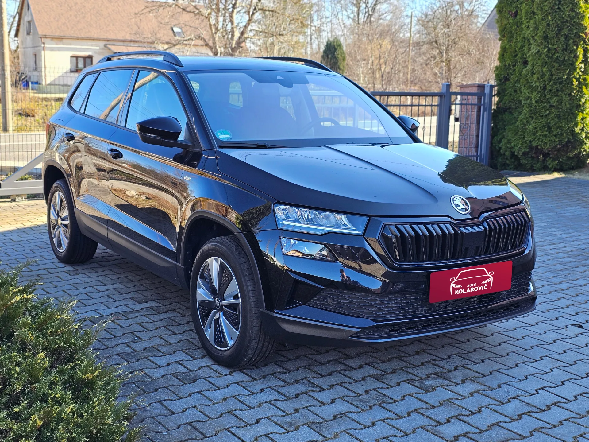 Škoda Karoq 1.5 TSi Tour (2022, Černá) – fotografie vozidla 3 z 25