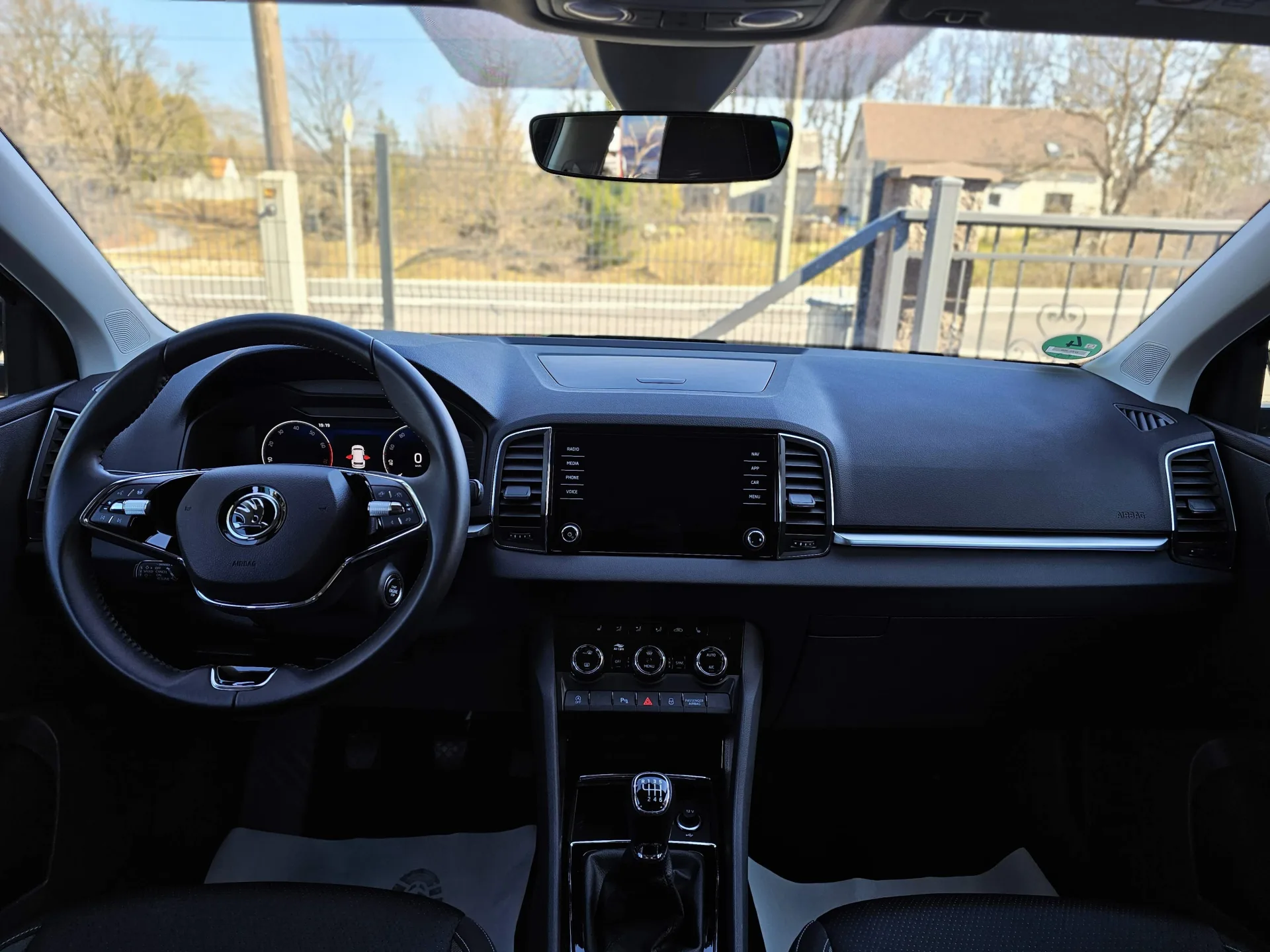 Škoda Karoq 1.5 TSi Tour (2022, Černá) – fotografie vozidla 11 z 25