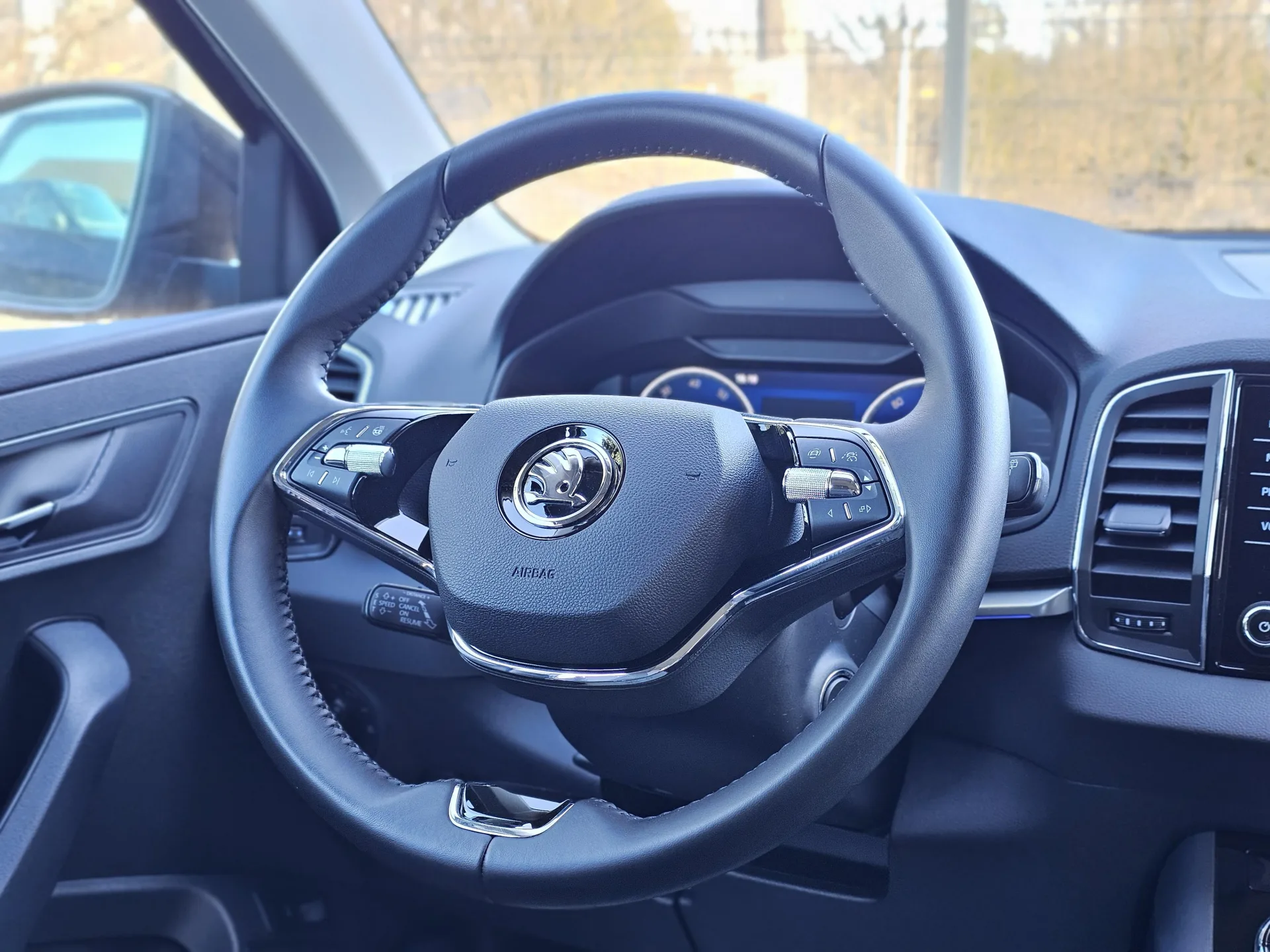 Škoda Karoq 1.5 TSi Tour (2022, Černá) – fotografie vozidla 12 z 25
