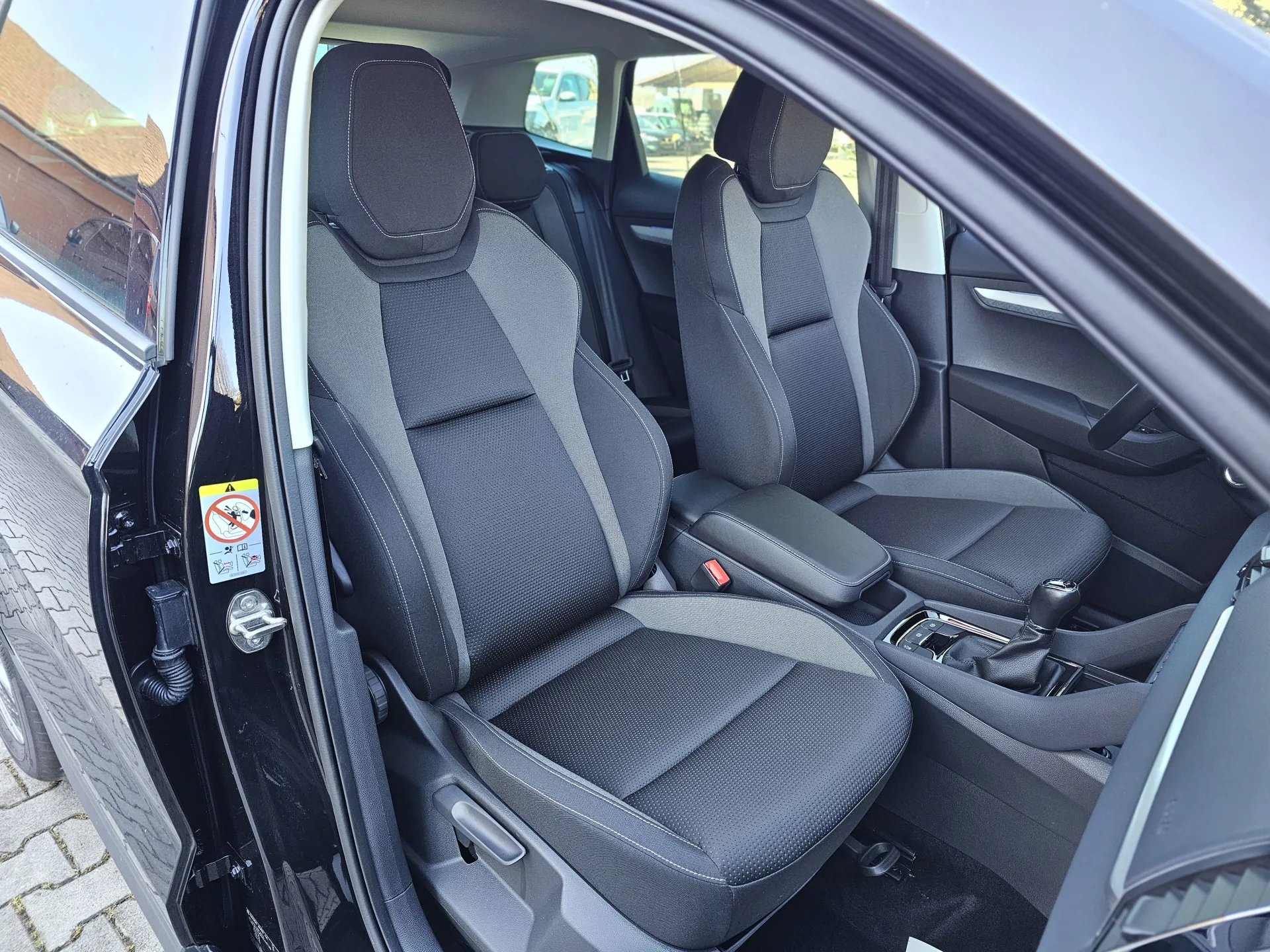 Škoda Karoq 1.5 TSi Tour (2022, Černá) – fotografie vozidla 17 z 25