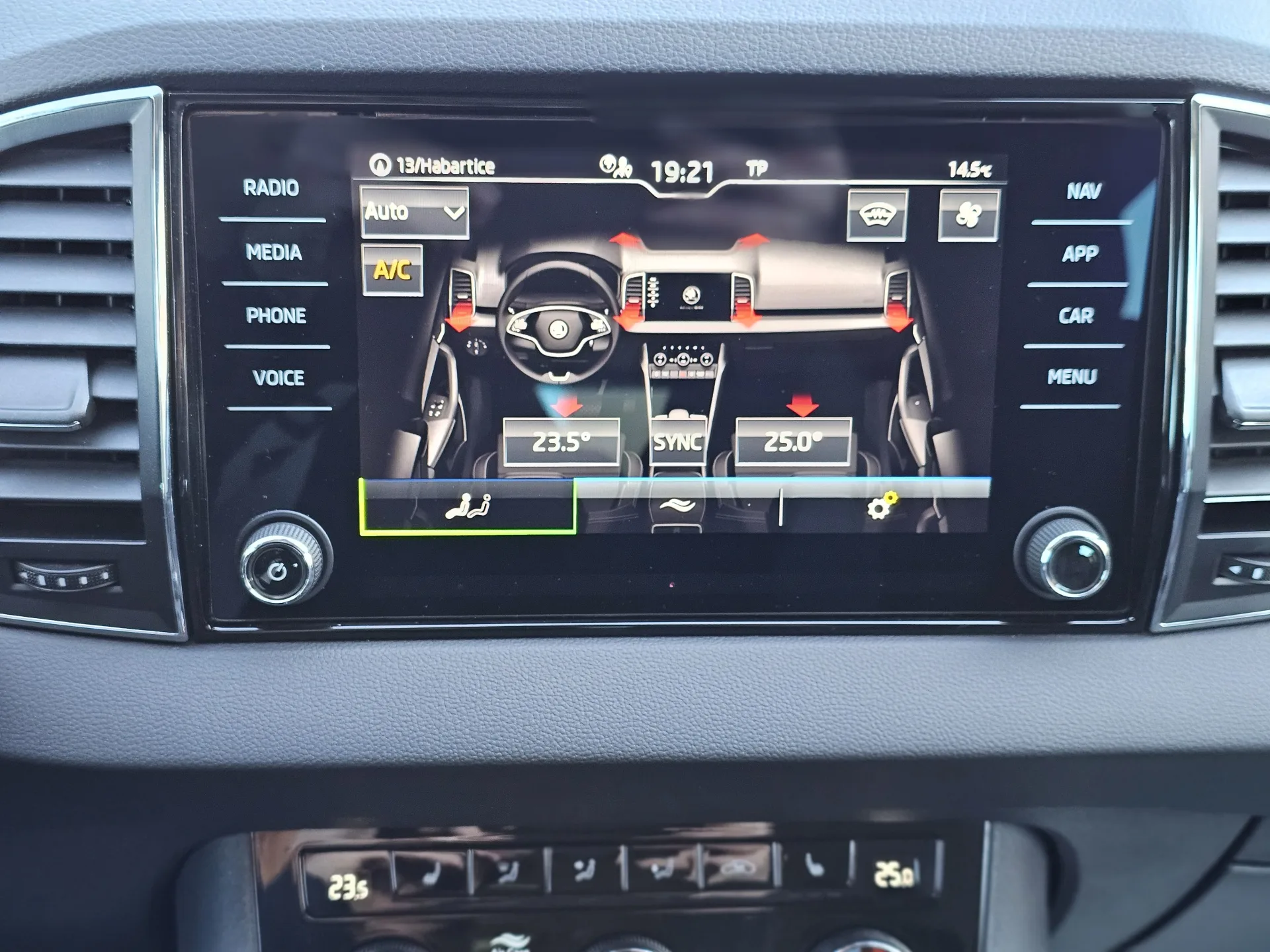 Škoda Karoq 1.5 TSi Tour (2022, Černá) – fotografie vozidla 14 z 25