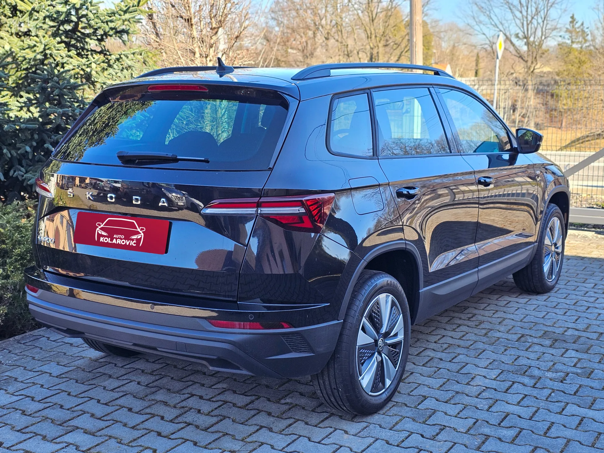 Škoda Karoq 1.5 TSi Tour (2022, Černá) – fotografie vozidla 5 z 25