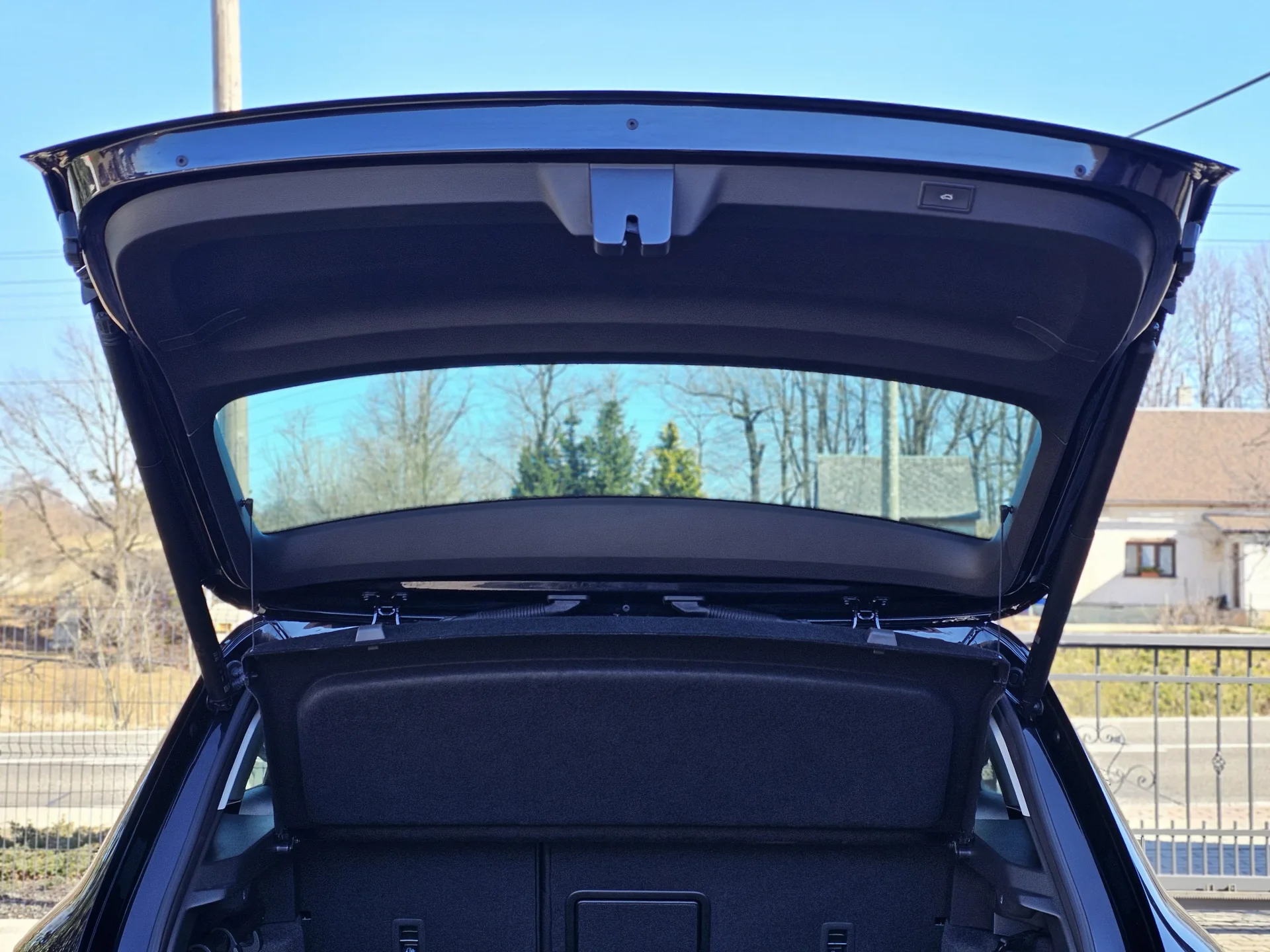 Škoda Karoq 1.5 TSi Tour (2022, Černá) – fotografie vozidla 25 z 25
