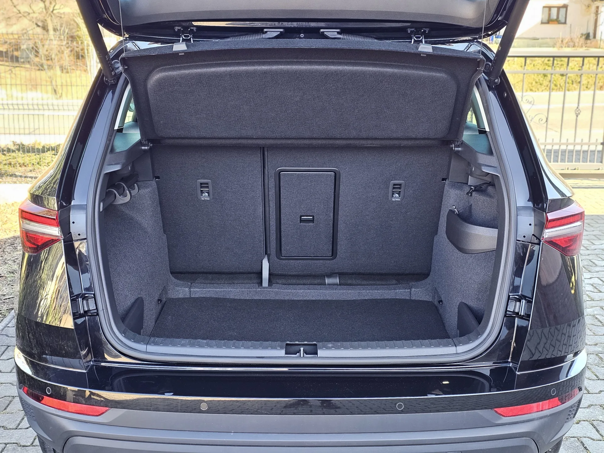 Škoda Karoq 1.5 TSi Tour (2022, Černá) – fotografie vozidla 24 z 25