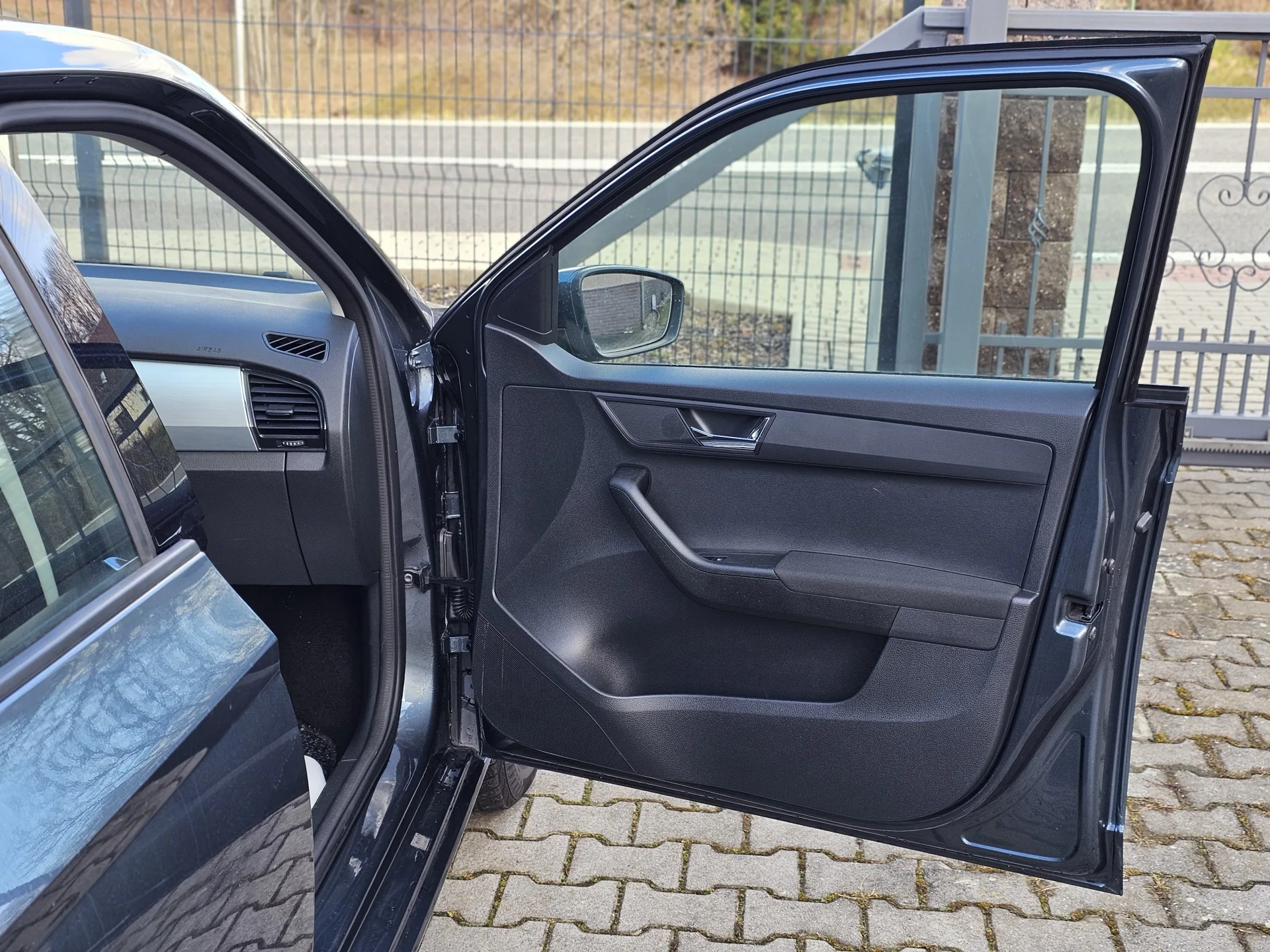 Škoda Fabia III 1.2 TSi (2015, Šedá metalíza) – fotografie vozidla 17 z 23