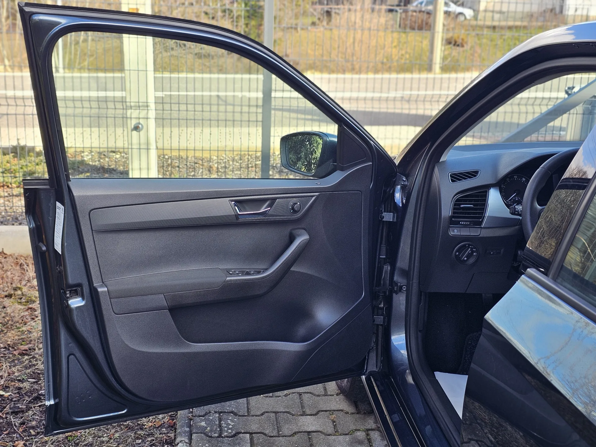 Škoda Fabia III 1.2 TSi (2015, Šedá metalíza) – fotografie vozidla 9 z 23