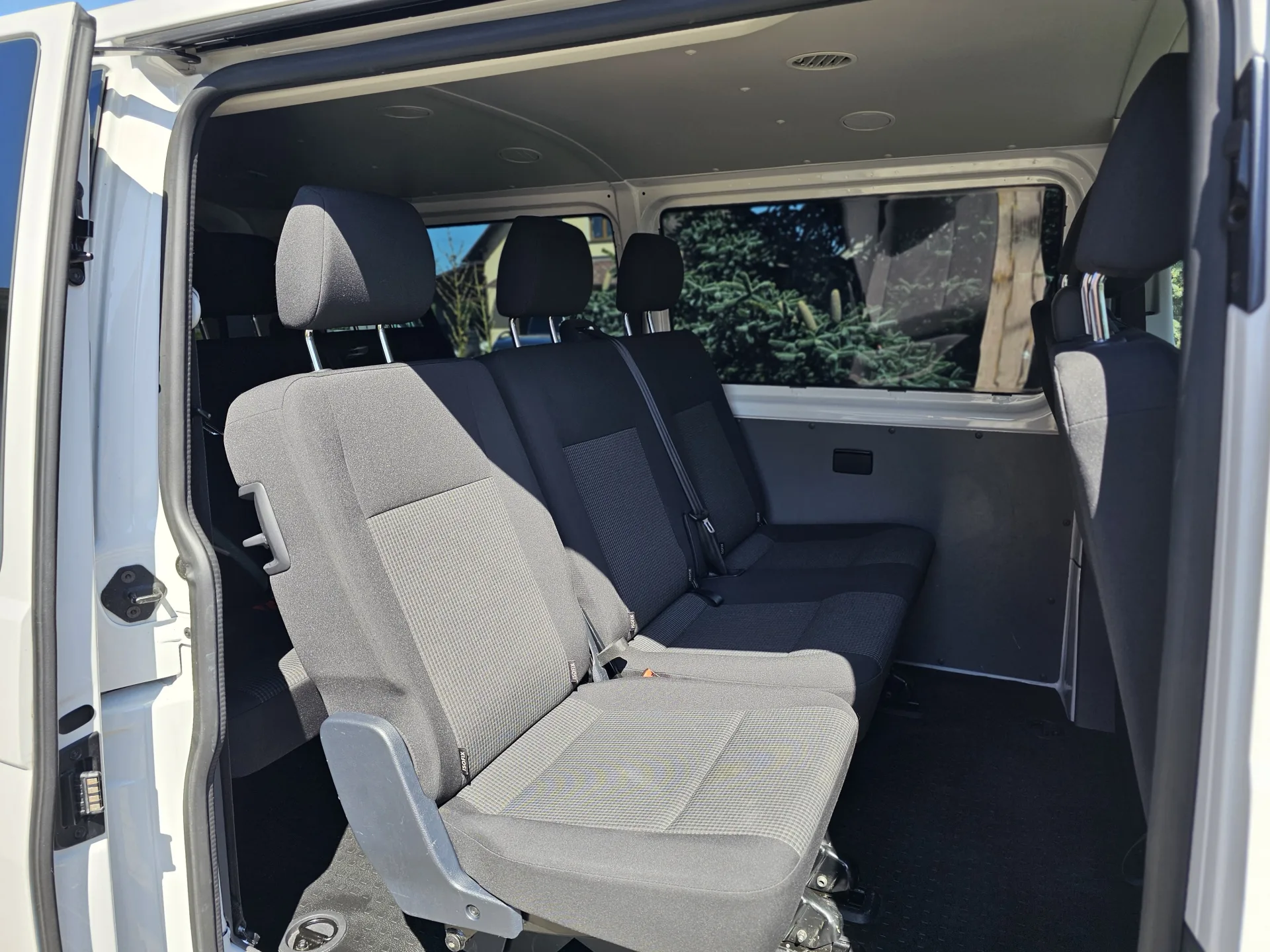 Volkswagen Transporter 2.0 TDi Long (2022, Bílá) – fotografie vozidla 19 z 24