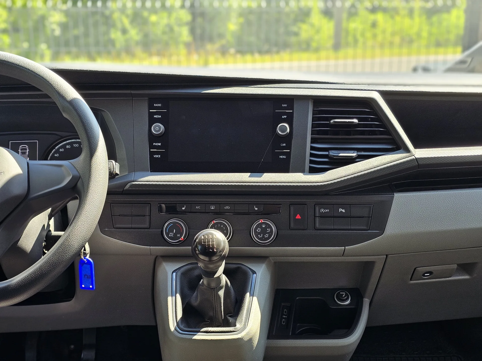 Volkswagen Transporter 2.0 TDi Long (2022, Bílá) – fotografie vozidla 14 z 24