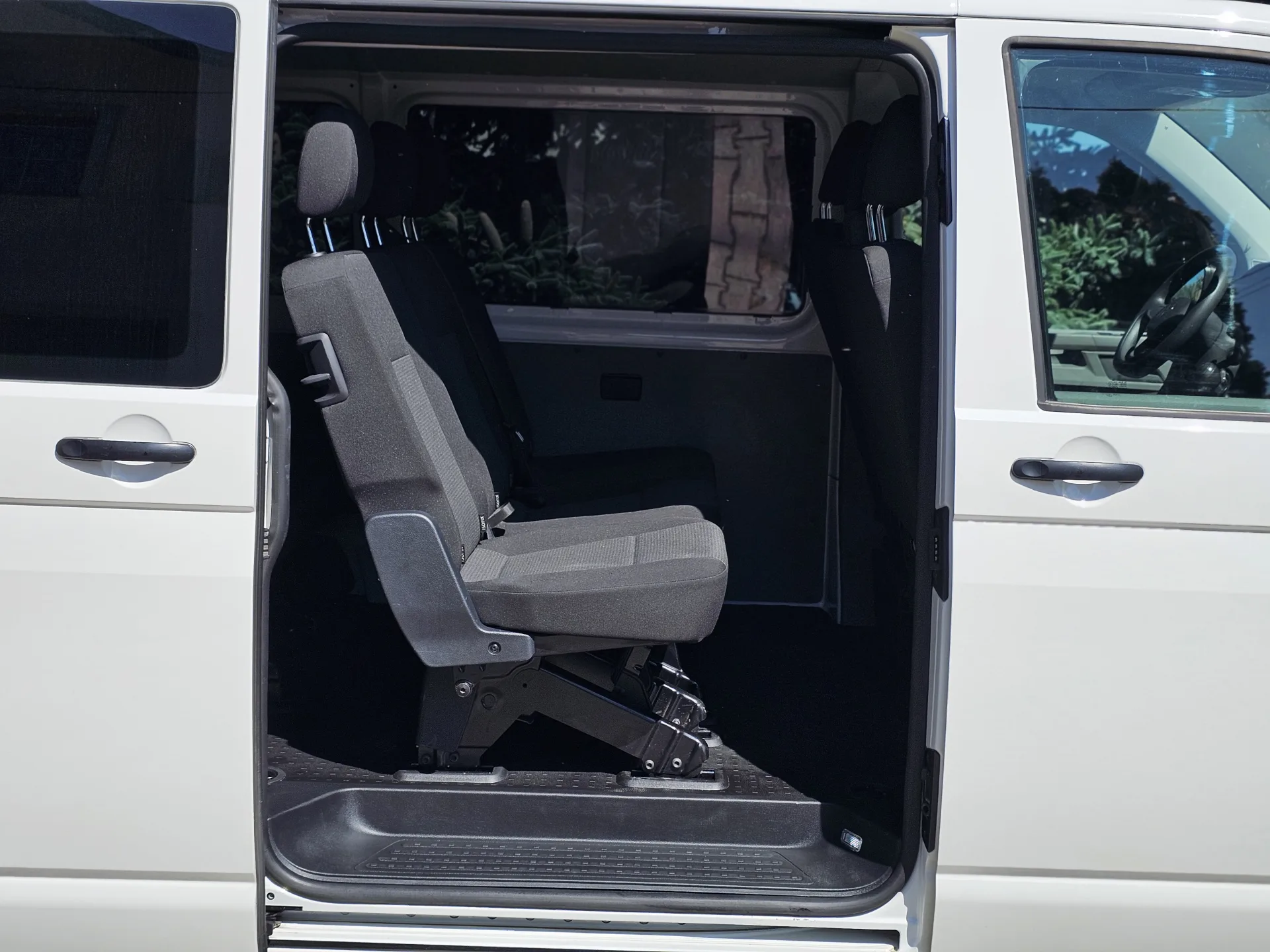 Volkswagen Transporter 2.0 TDi Long (2022, Bílá) – fotografie vozidla 18 z 24
