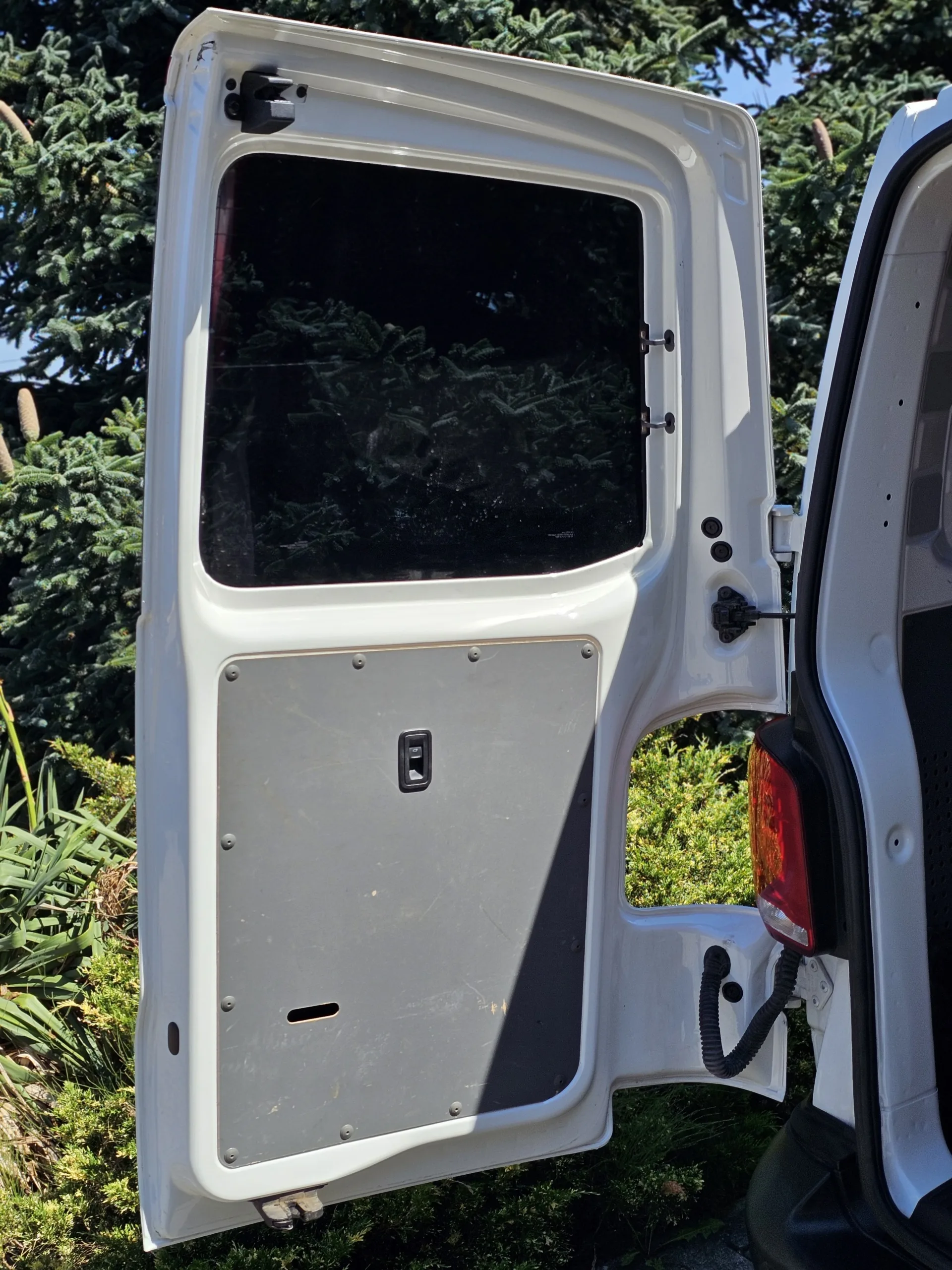 Volkswagen Transporter 2.0 TDi Long (2022, Bílá) – fotografie vozidla 21 z 24