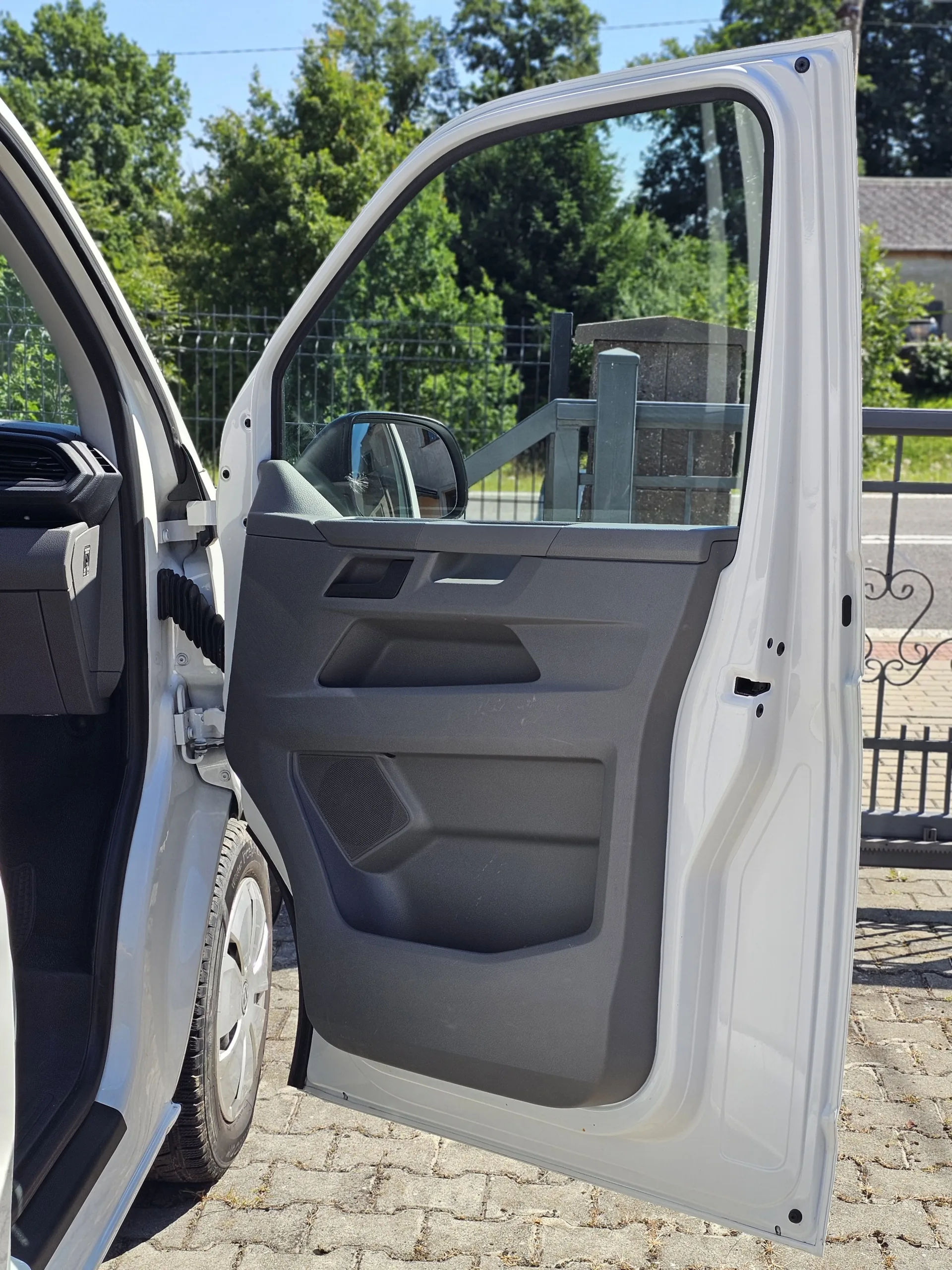 Volkswagen Transporter 2.0 TDi Long (2022, Bílá) – fotografie vozidla 17 z 24