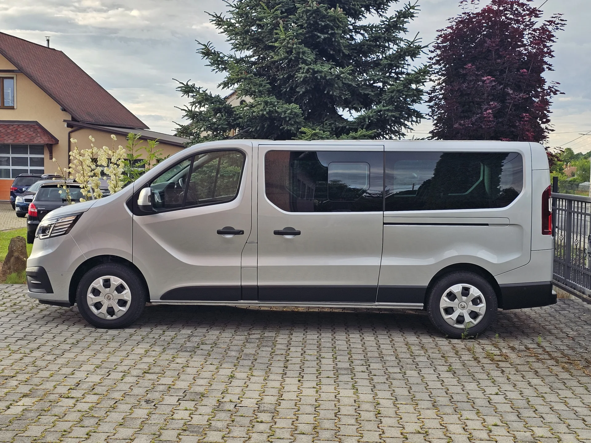 Renault Trafic 2.0 DCI L2H1 (2023, Šedá metalíza) – fotografie vozidla 8 z 24