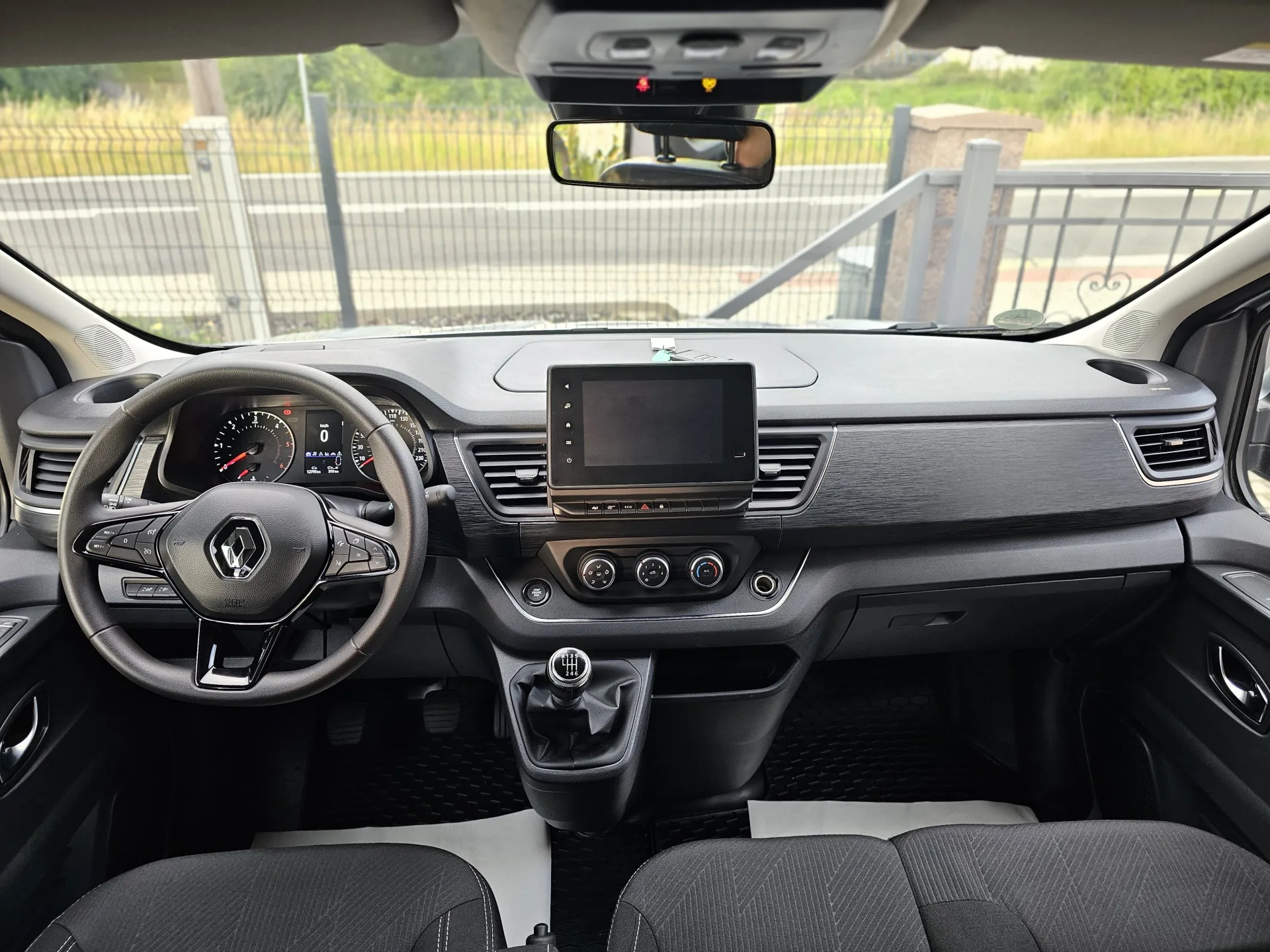 Renault Trafic 2.0 DCI L2H1 (2023, Šedá metalíza) – fotografie vozidla 13 z 24