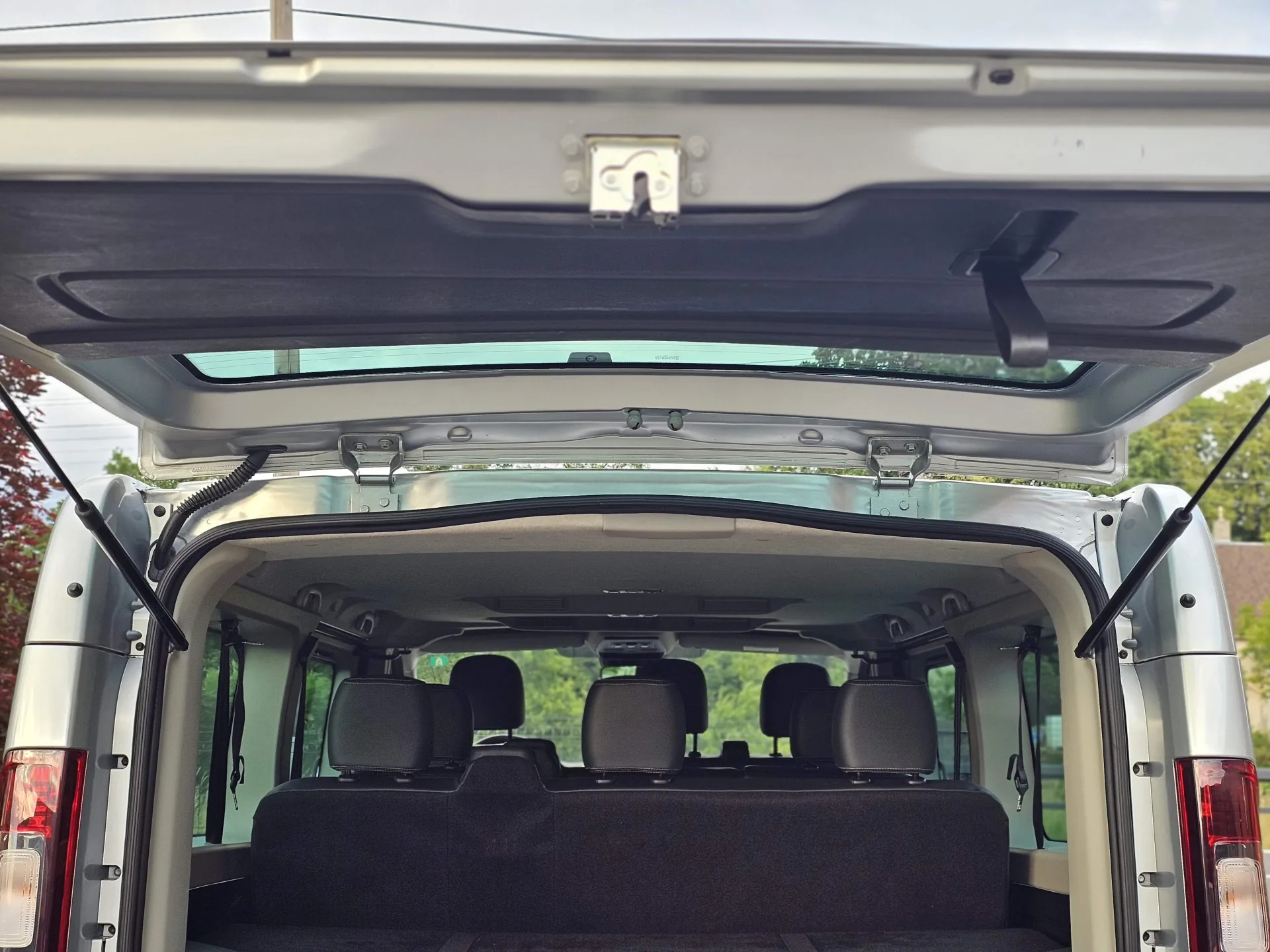 Renault Trafic 2.0 DCI L2H1 (2023, Šedá metalíza) – fotografie vozidla 24 z 24