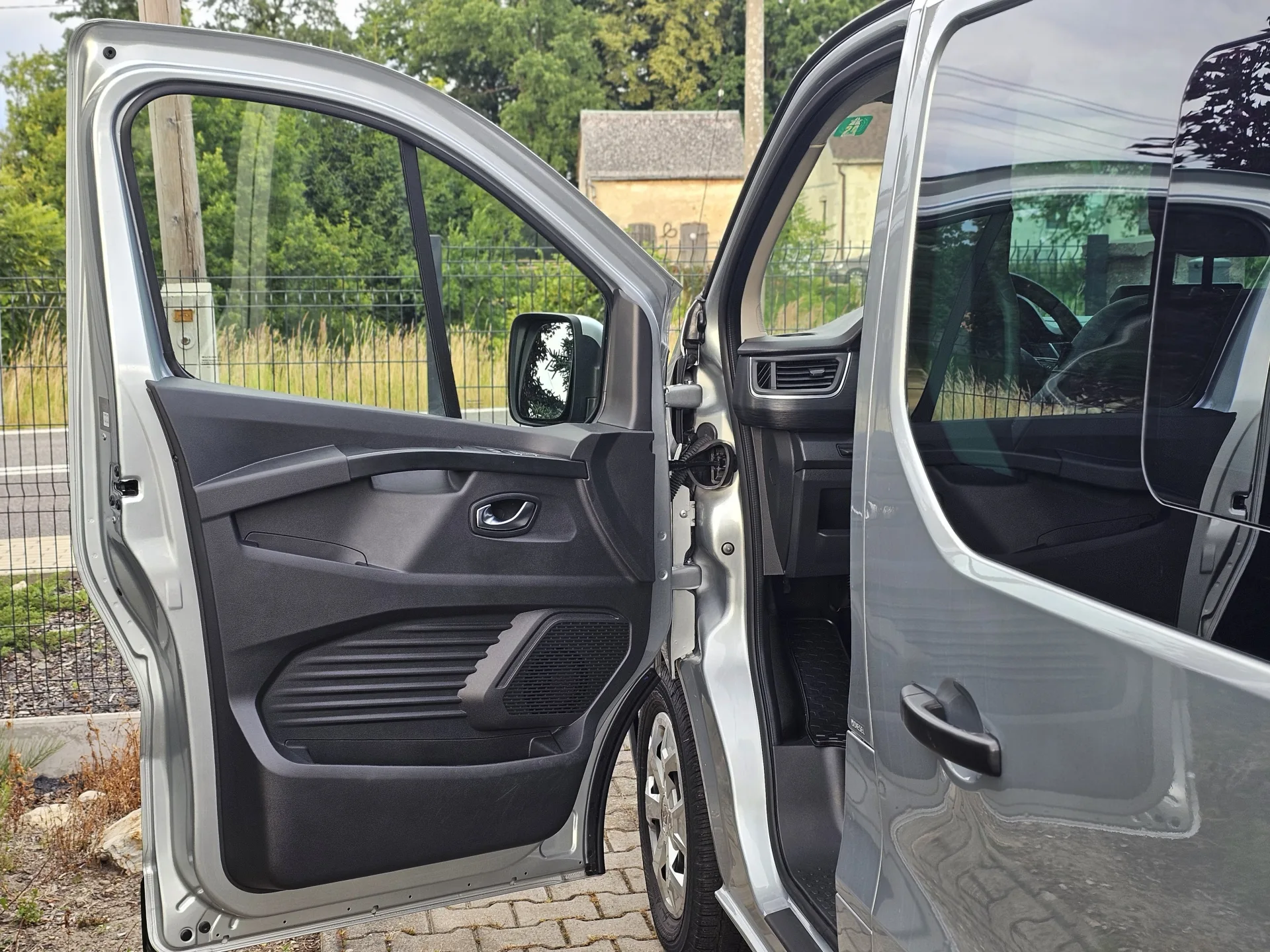 Renault Trafic 2.0 DCI L2H1 (2023, Šedá metalíza) – fotografie vozidla 9 z 24