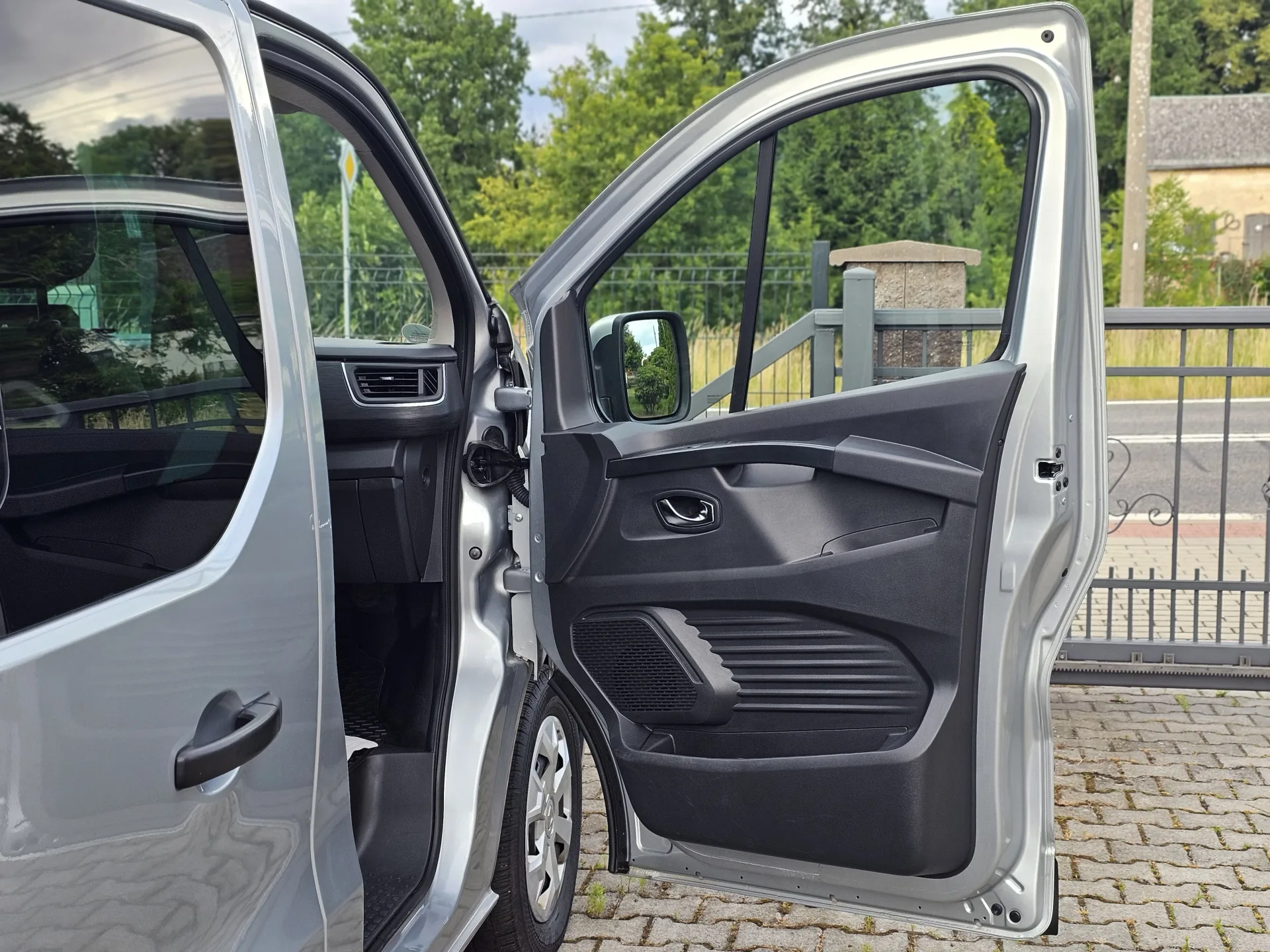 Renault Trafic 2.0 DCI L2H1 (2023, Šedá metalíza) – fotografie vozidla 19 z 24