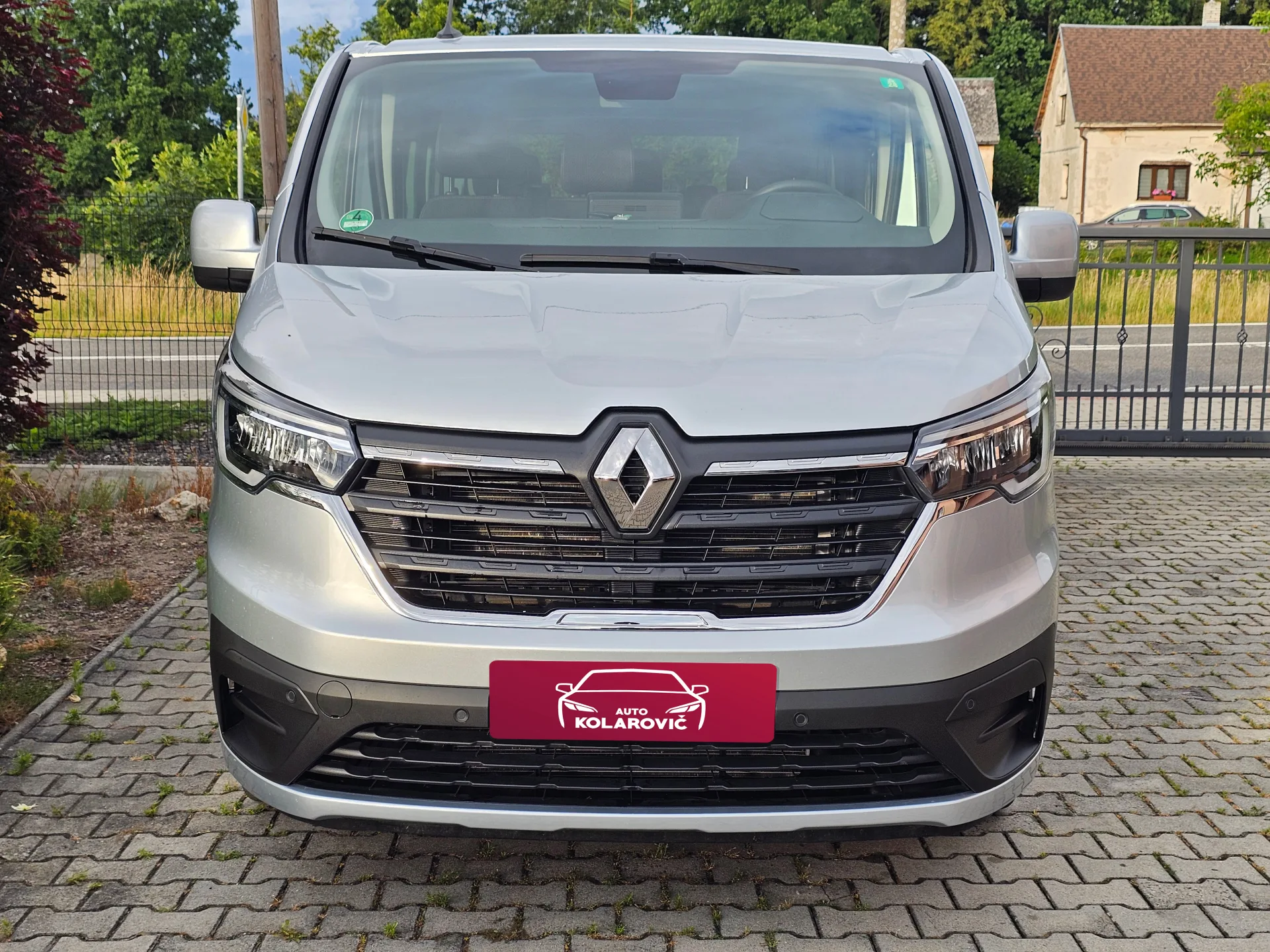 Renault Trafic 2.0 DCI L2H1 (2023, Šedá metalíza) – fotografie vozidla 2 z 24