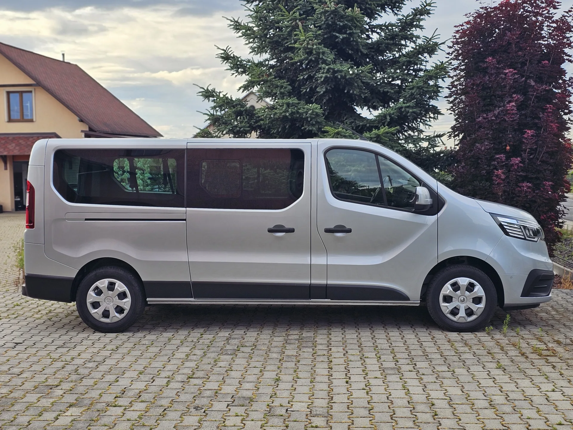 Renault Trafic 2.0 DCI L2H1 (2023, Šedá metalíza) – fotografie vozidla 4 z 24