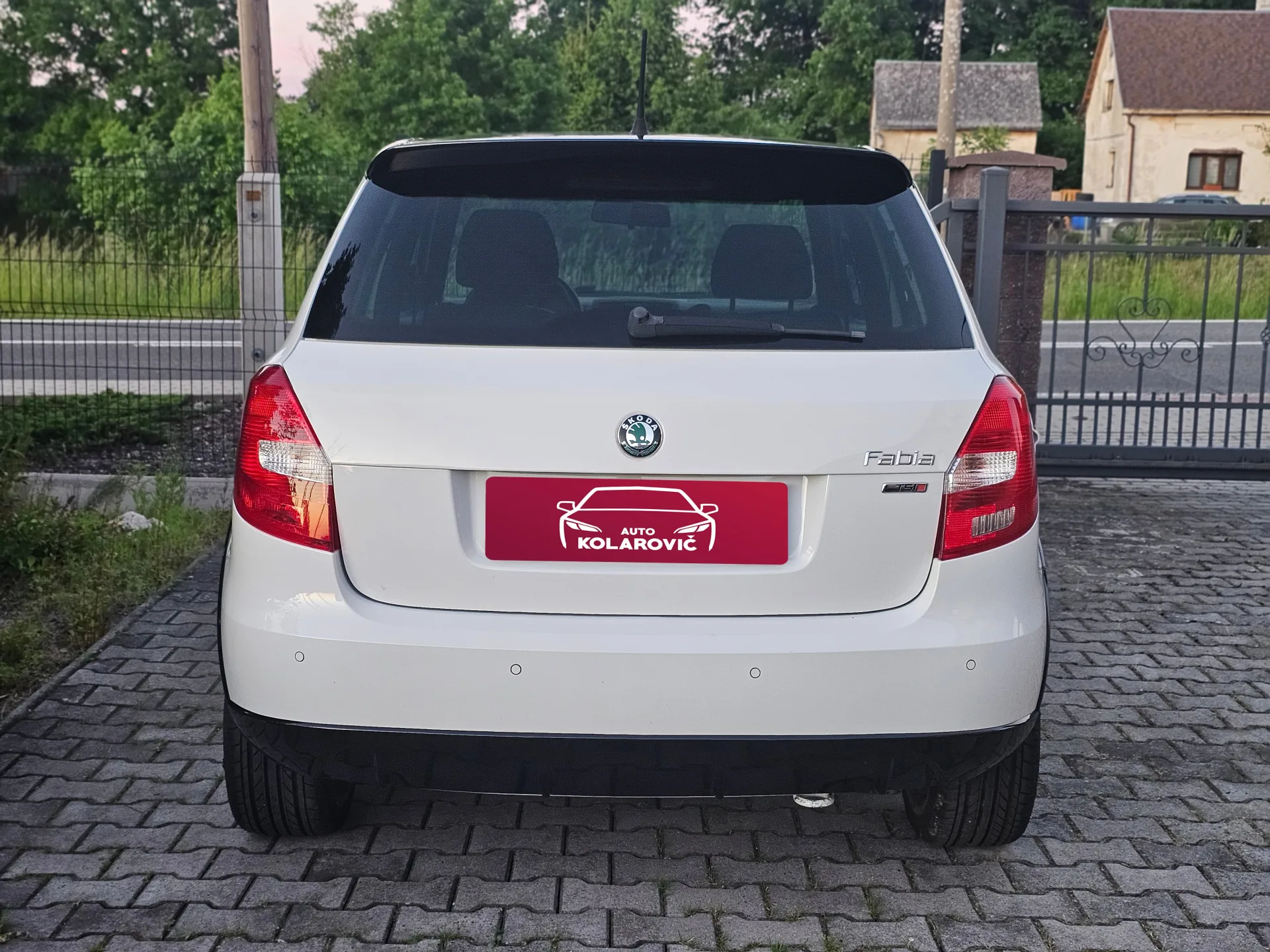 Škoda Fabia II Monte Carlo (2012, Bílá) – fotografie vozidla 6 z 23