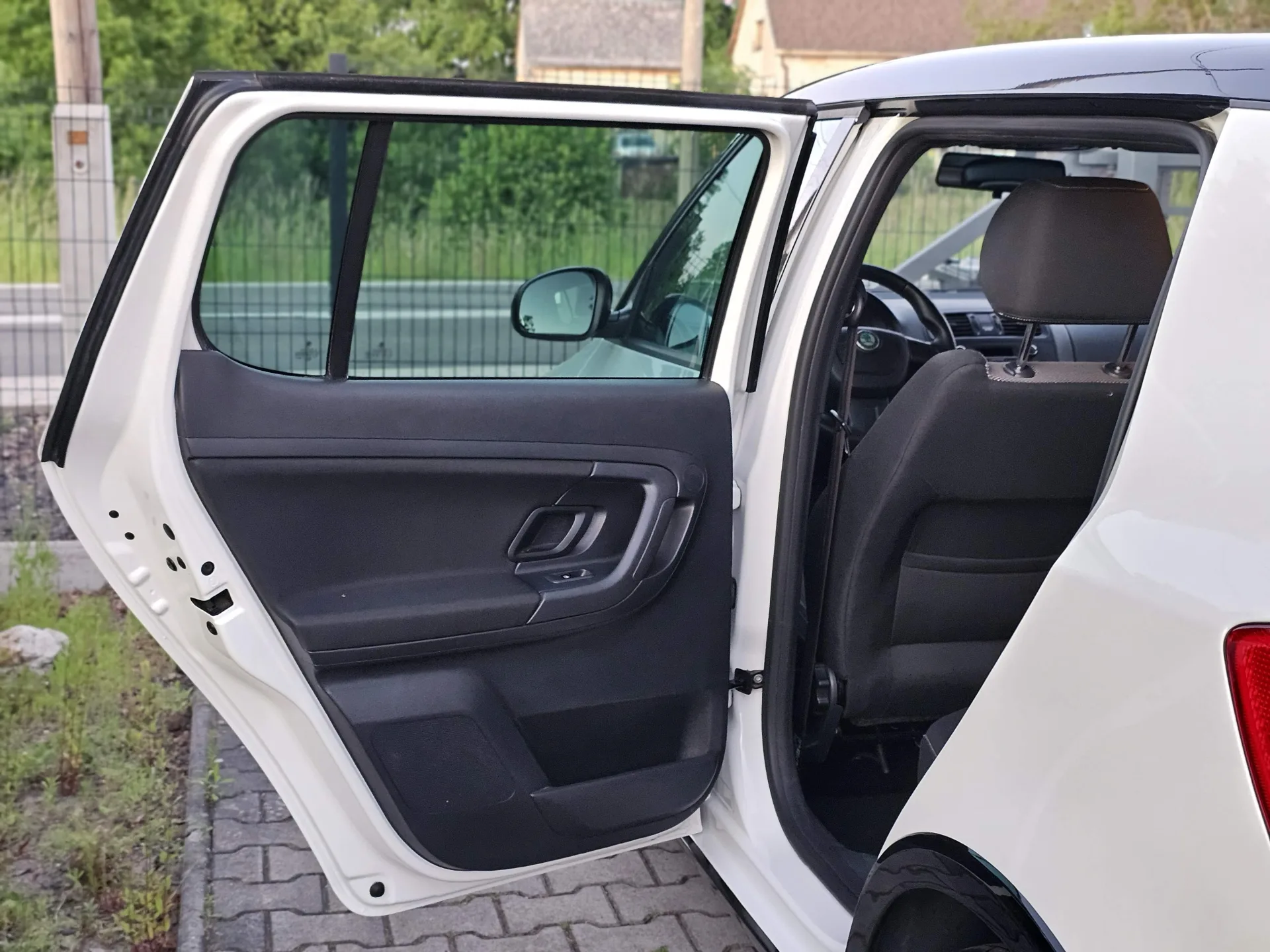 Škoda Fabia II Monte Carlo (2012, Bílá) – fotografie vozidla 18 z 23