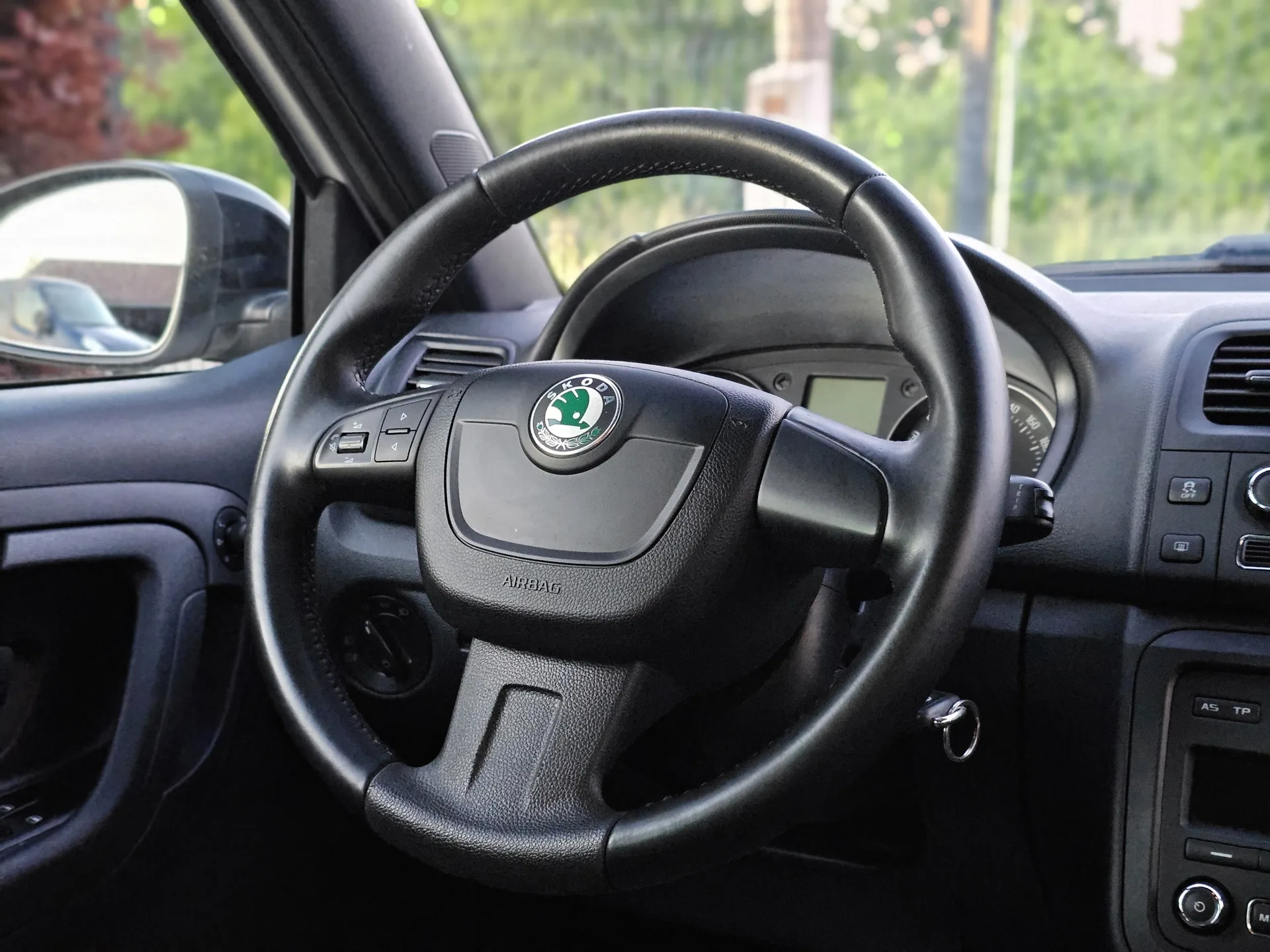 Škoda Fabia II Monte Carlo (2012, Bílá) – fotografie vozidla 13 z 23
