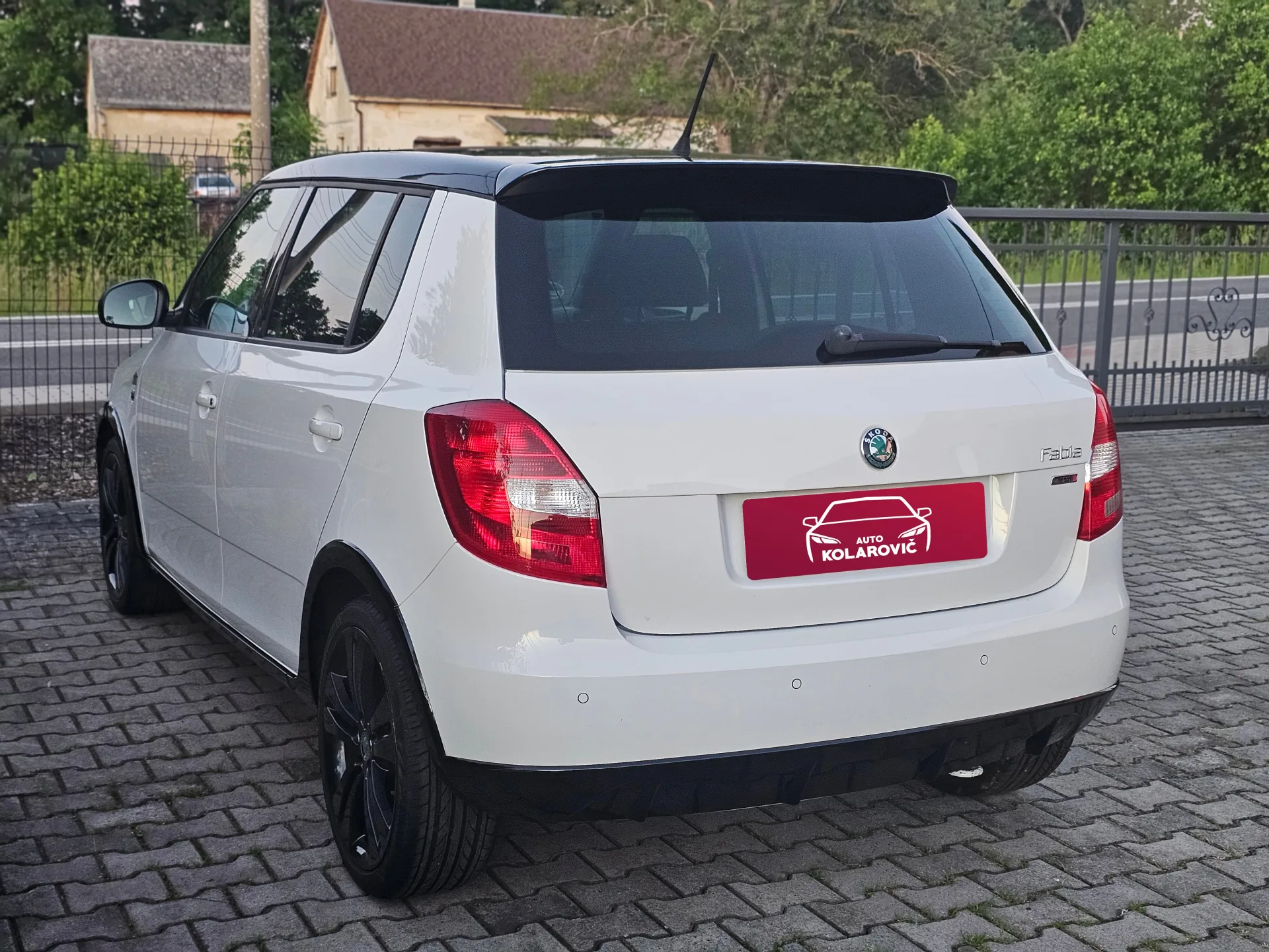 Škoda Fabia II Monte Carlo (2012, Bílá) – fotografie vozidla 7 z 23