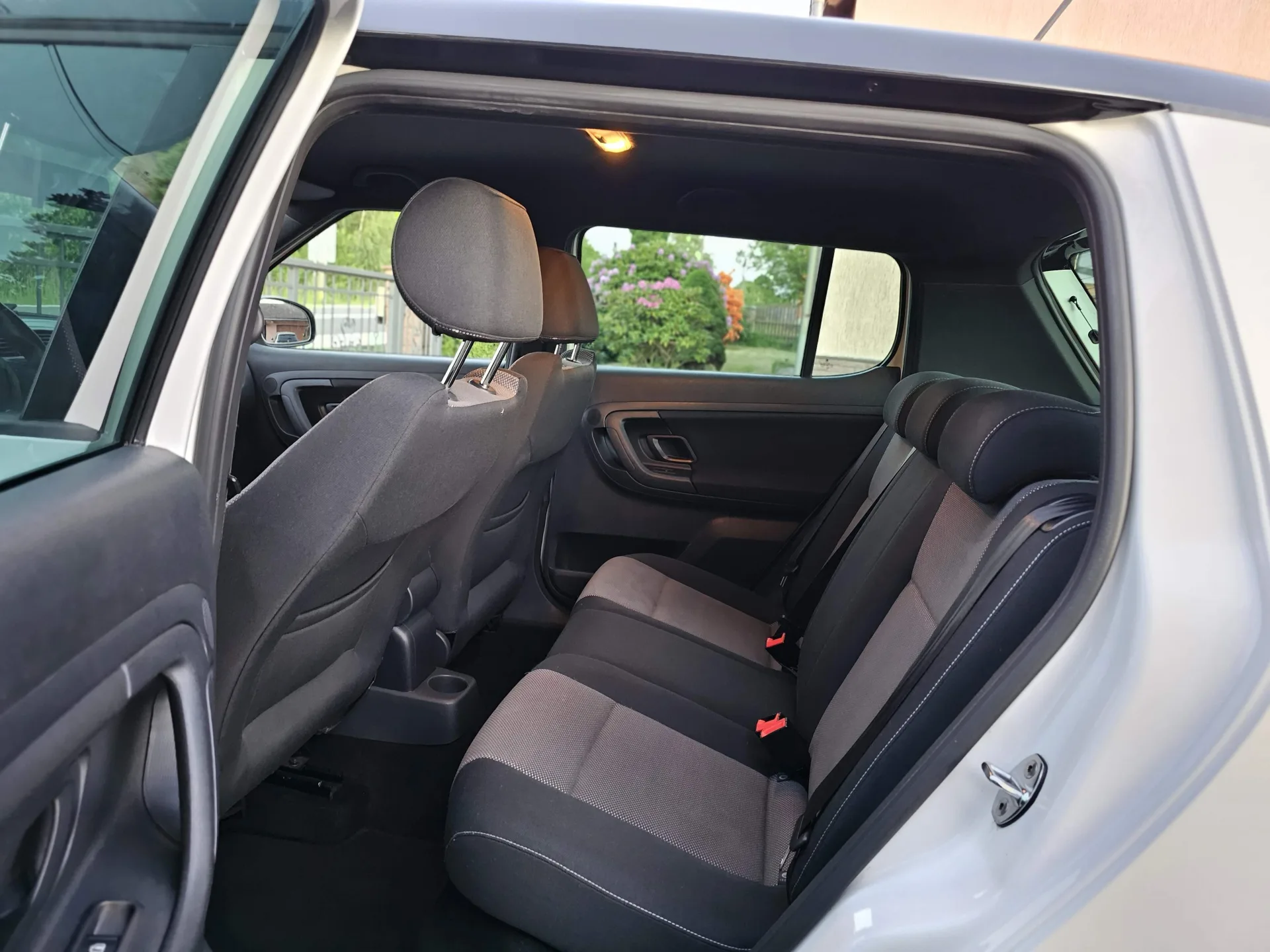Škoda Fabia II Monte Carlo (2012, Bílá) – fotografie vozidla 19 z 23