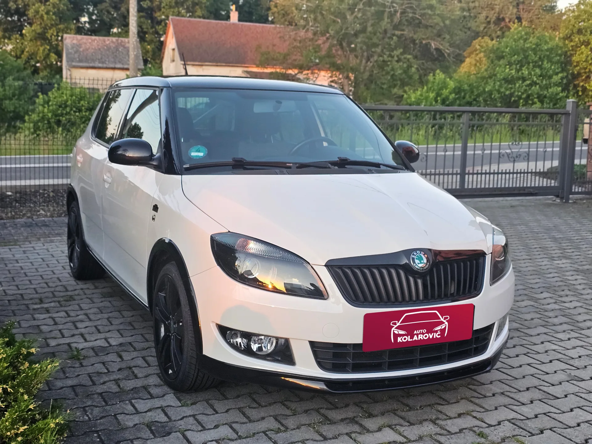 Škoda Fabia II Monte Carlo (2012, Bílá) – fotografie vozidla 3 z 23