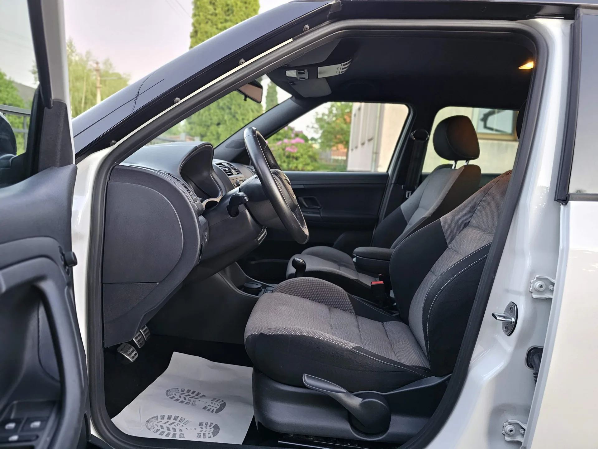 Škoda Fabia II Monte Carlo (2012, Bílá) – fotografie vozidla 10 z 23