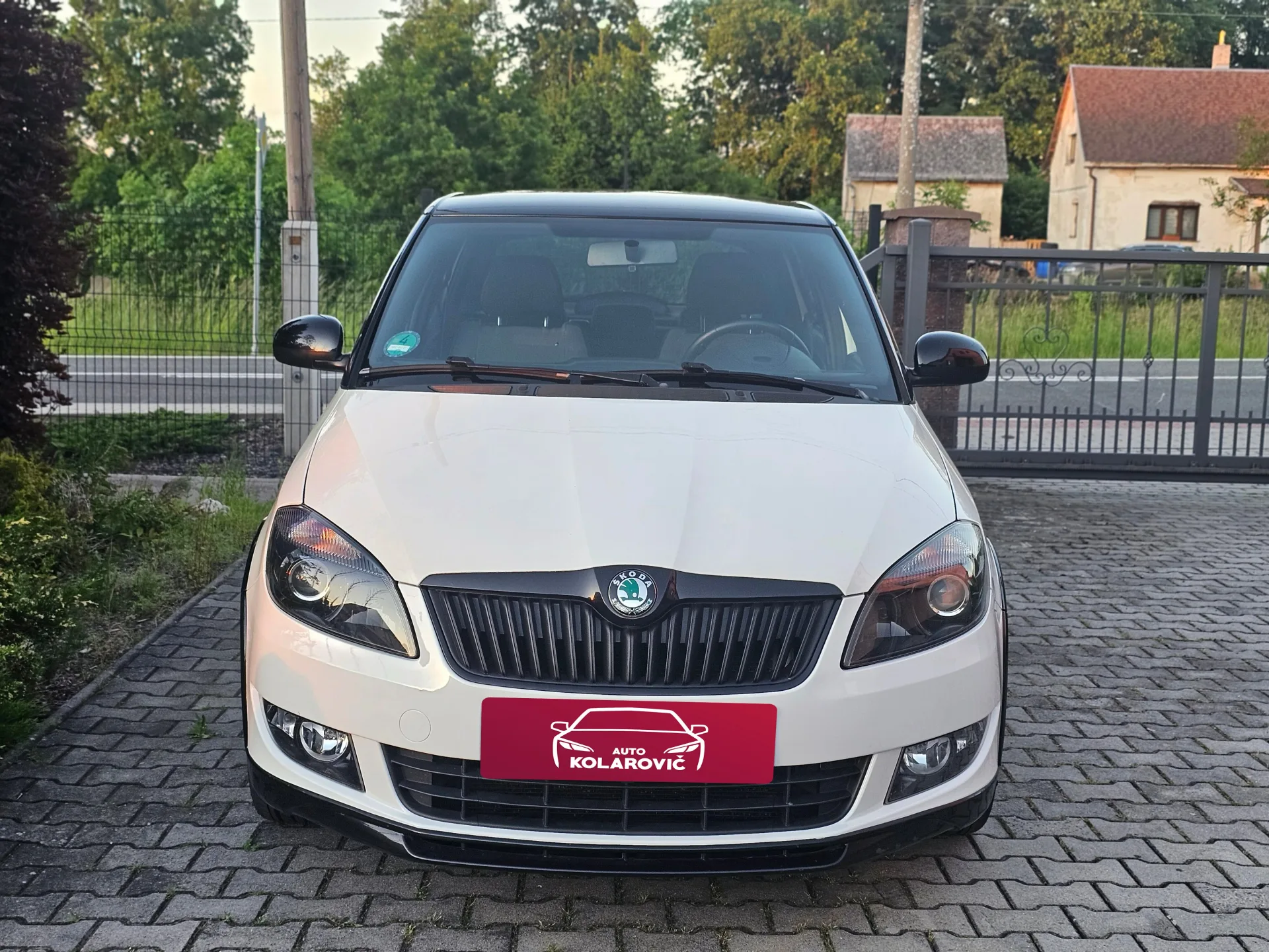 Škoda Fabia II Monte Carlo (2012, Bílá) – fotografie vozidla 2 z 23