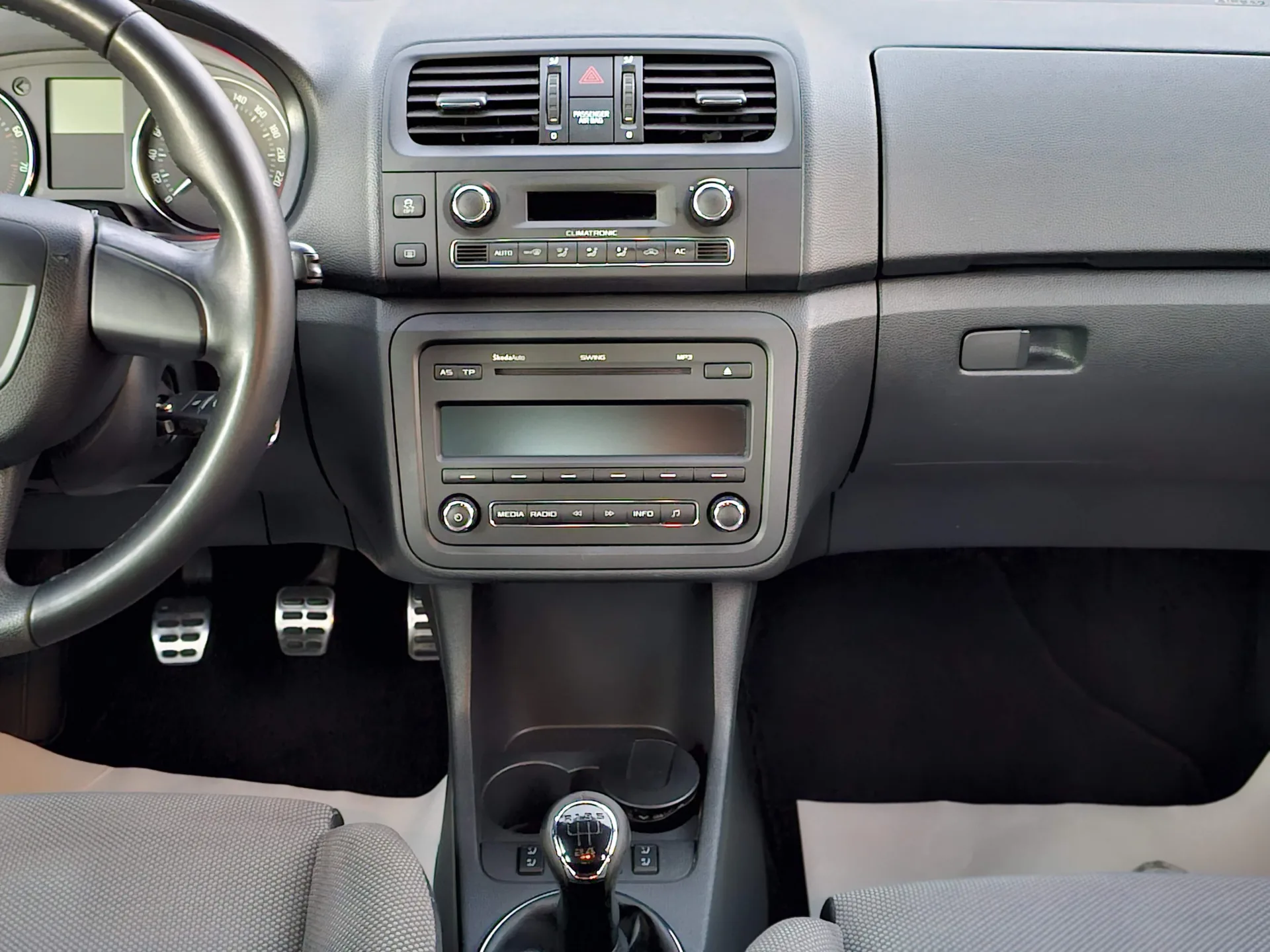 Škoda Fabia II Monte Carlo (2012, Bílá) – fotografie vozidla 14 z 23