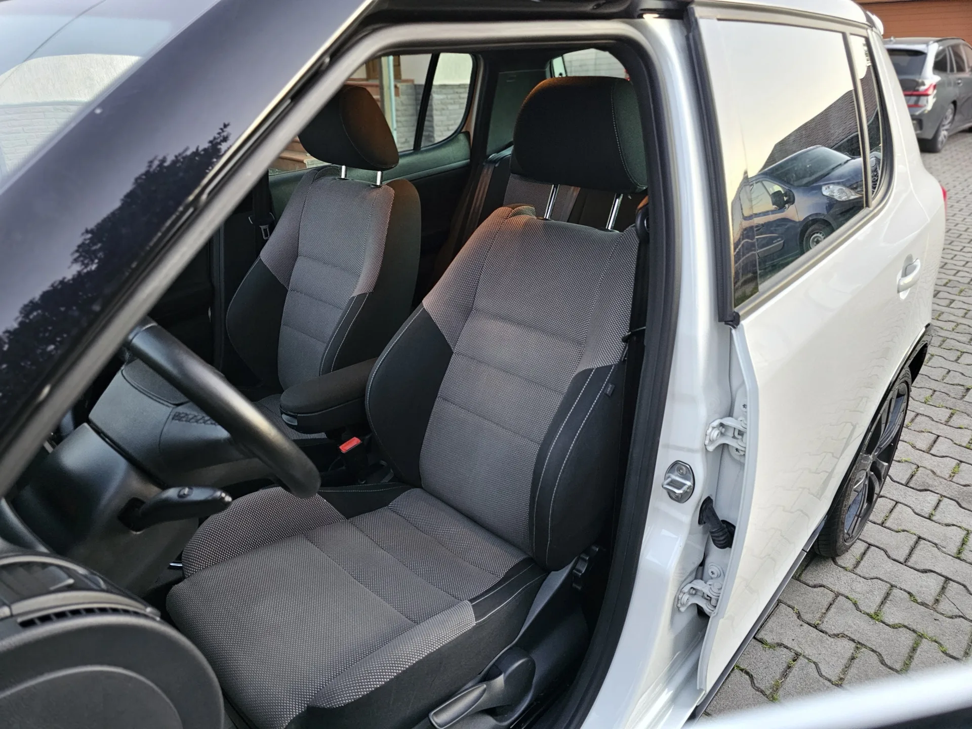 Škoda Fabia II Monte Carlo (2012, Bílá) – fotografie vozidla 11 z 23