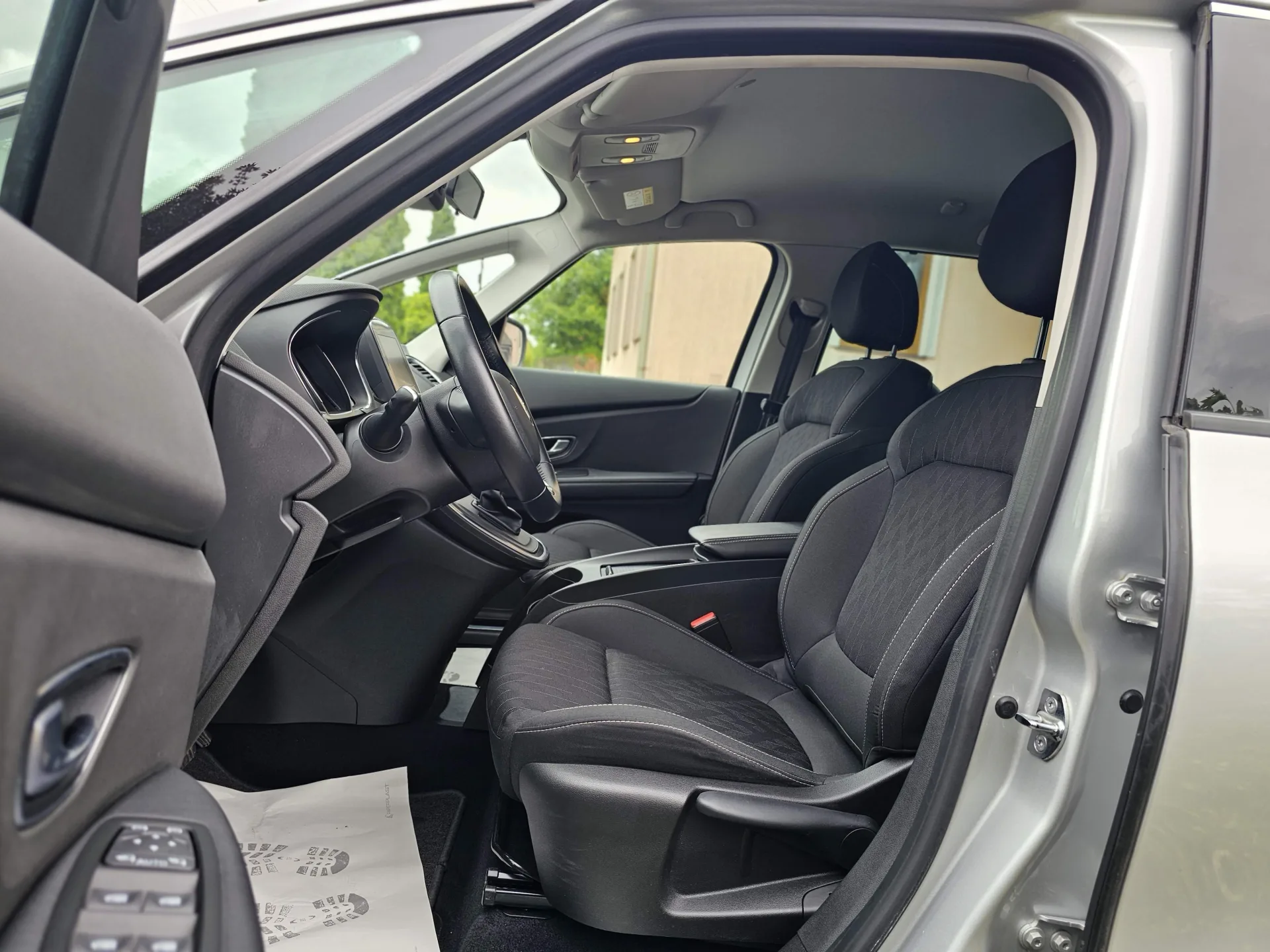 Renault Grand Scenic IV Limited 1.3 TCe EDC (2018) – fotografie vozidla 10 z 25