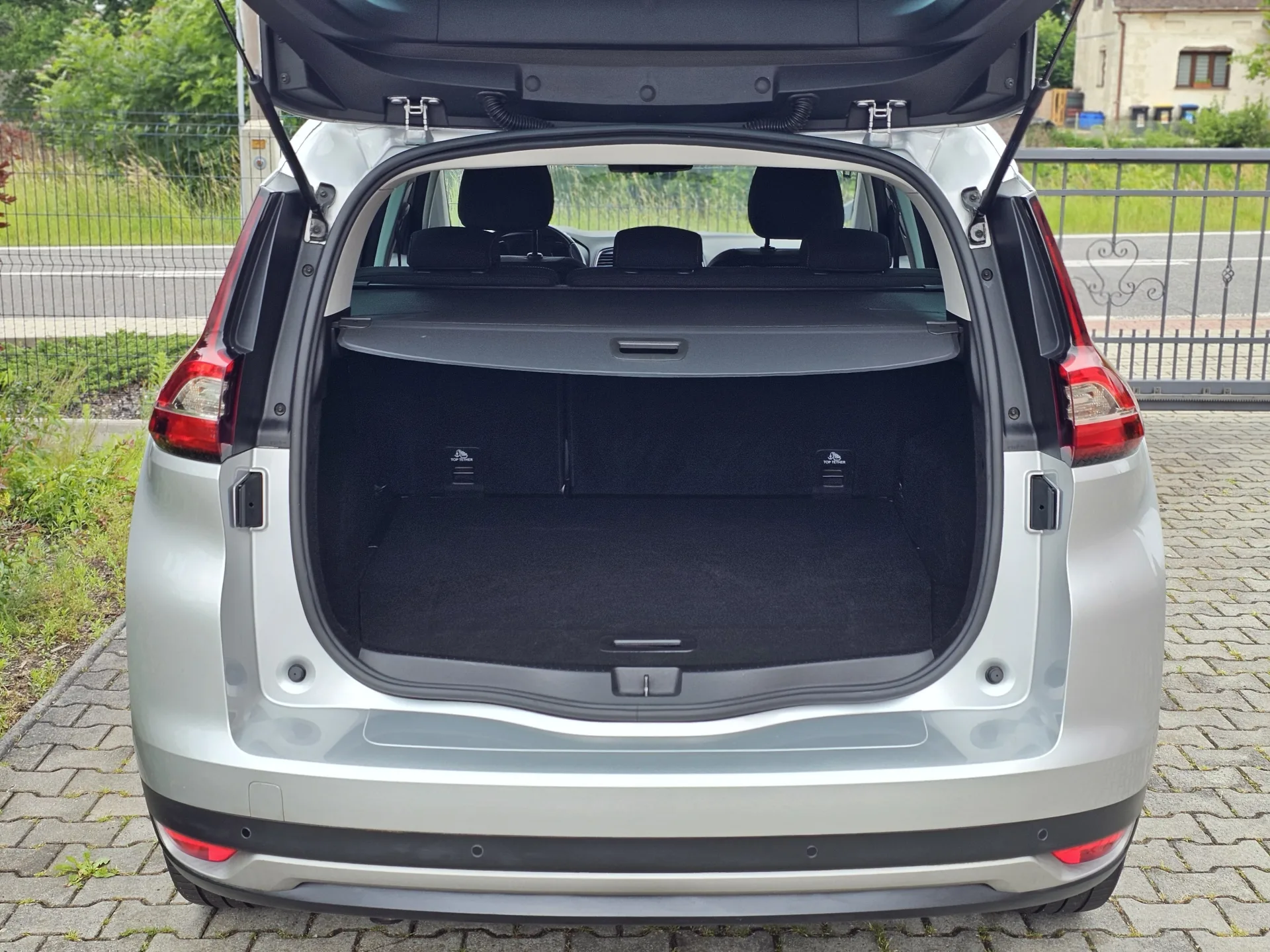 Renault Grand Scenic IV Limited 1.3 TCe EDC (2018) – fotografie vozidla 23 z 25